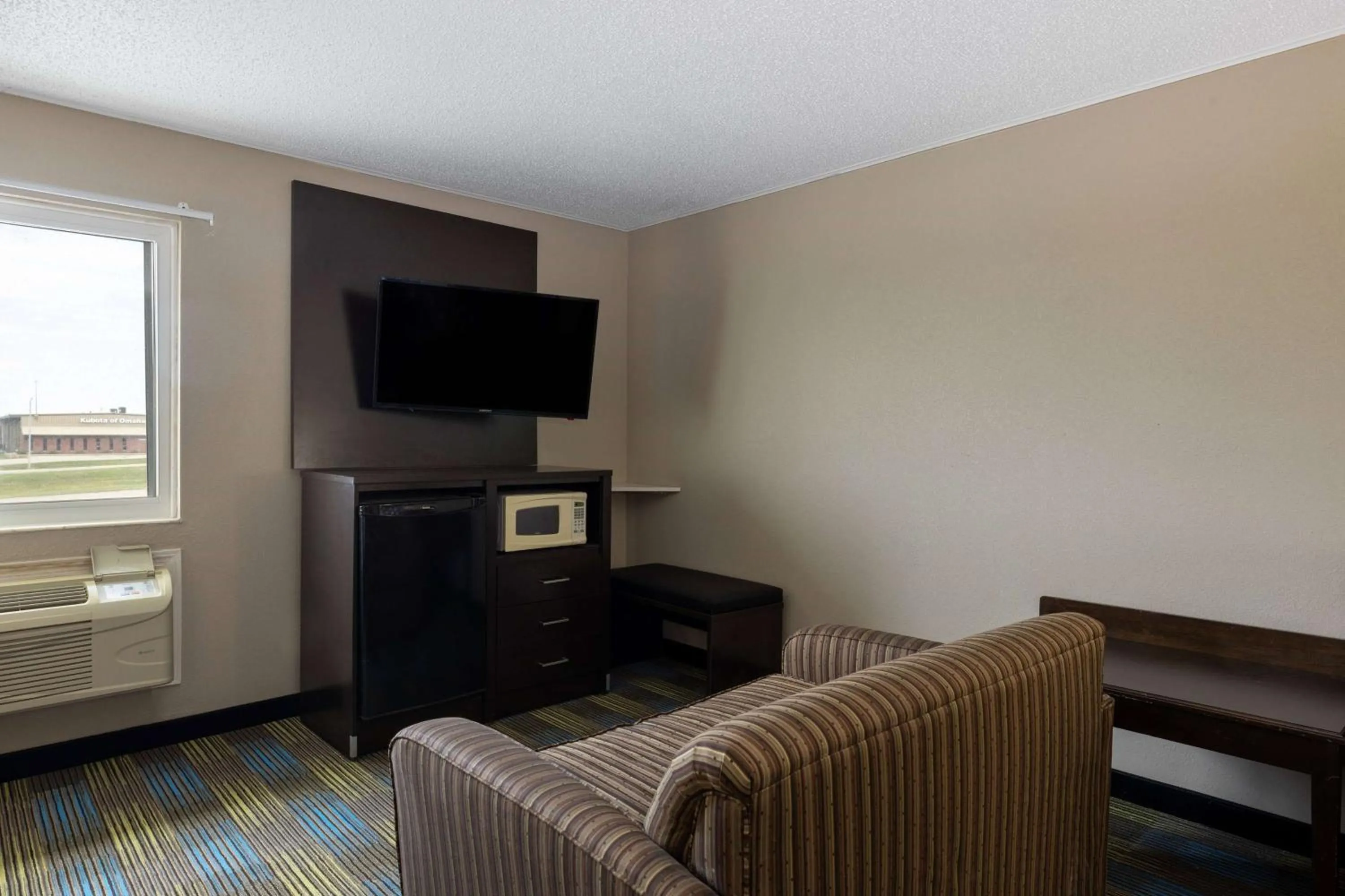 Photo of the whole room in Super 8 by Wyndham Omaha SW