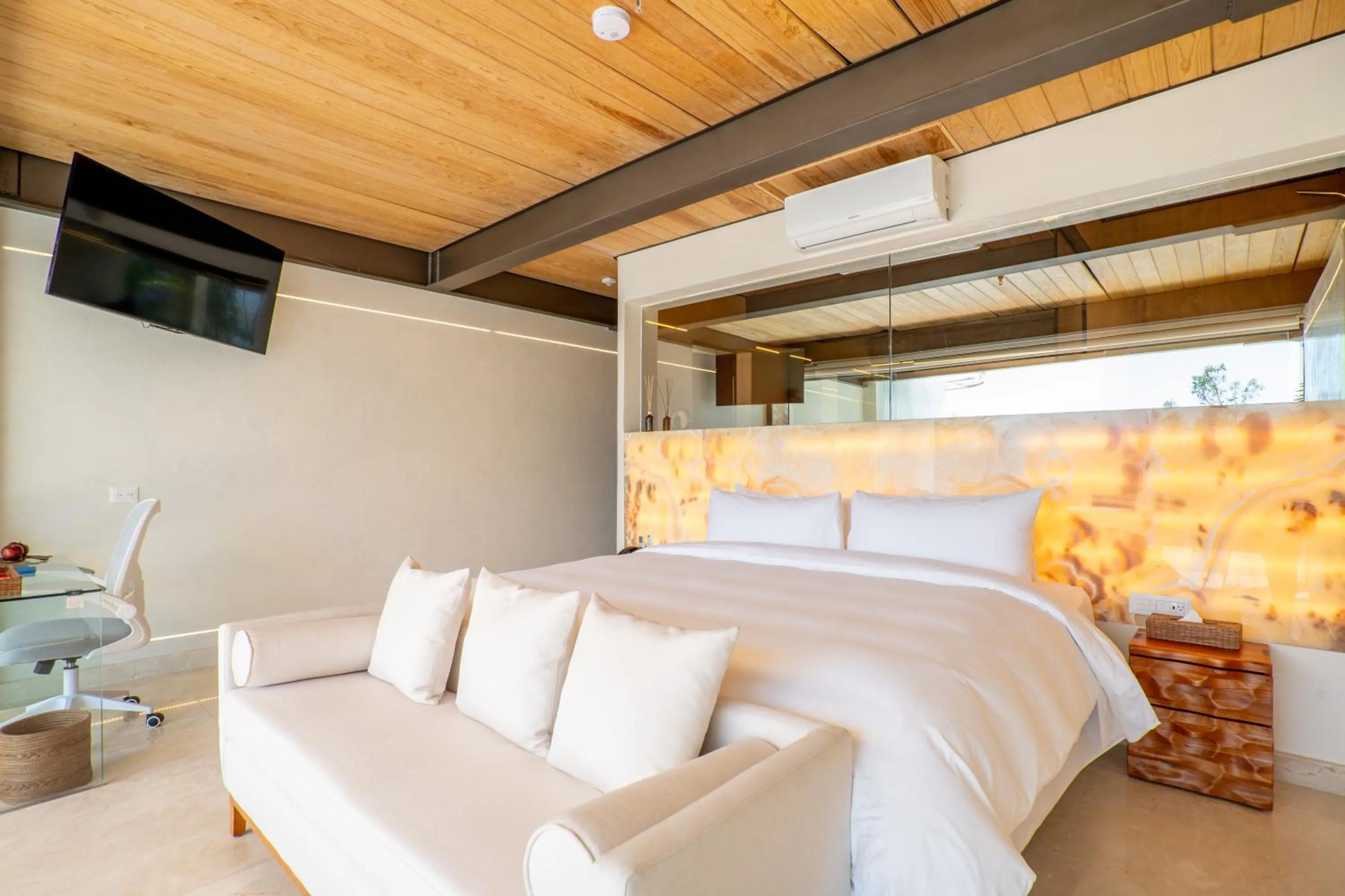 Lake view, Bed in El Santuario Resort & Spa