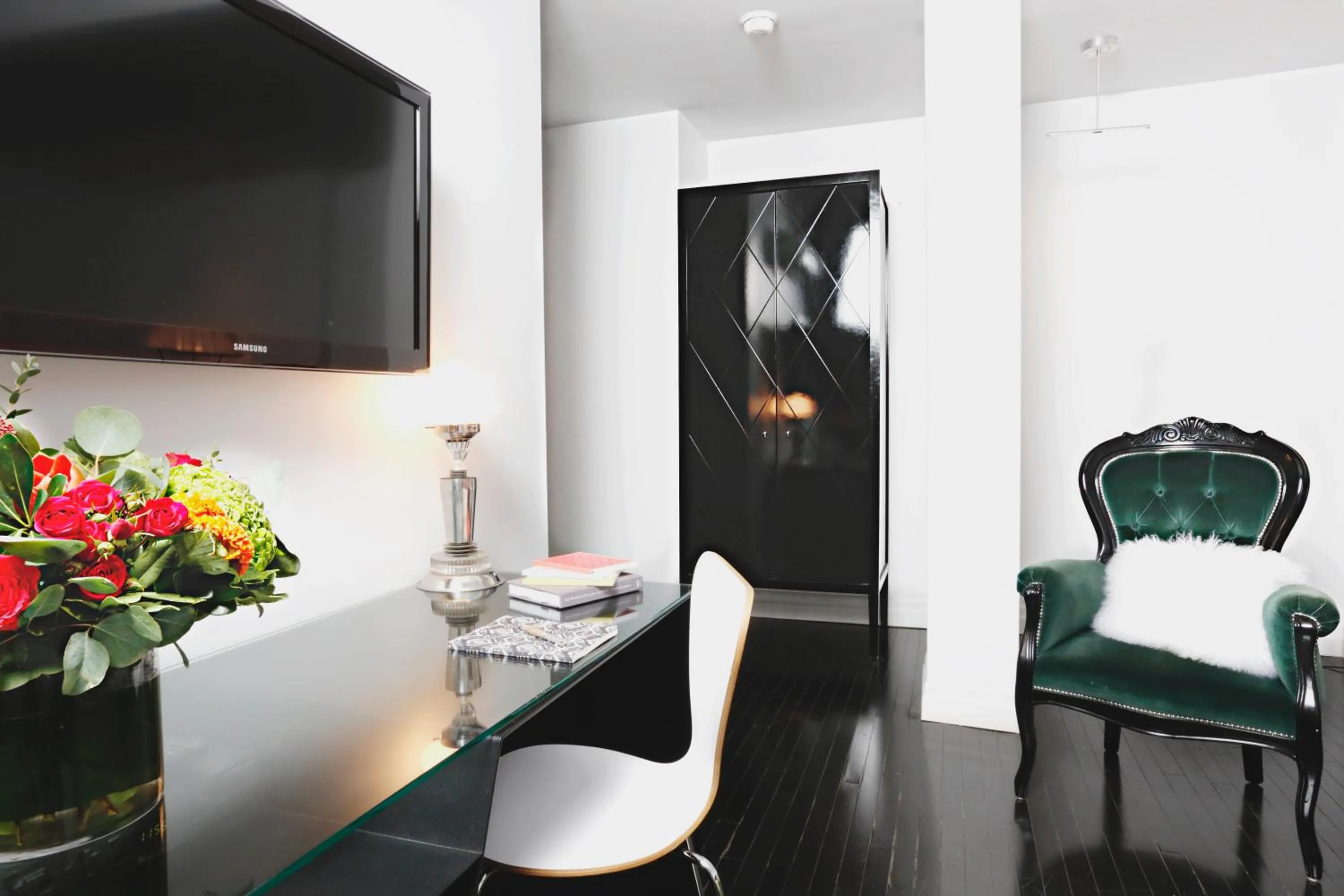 TV and multimedia in Hotel Chez Swann