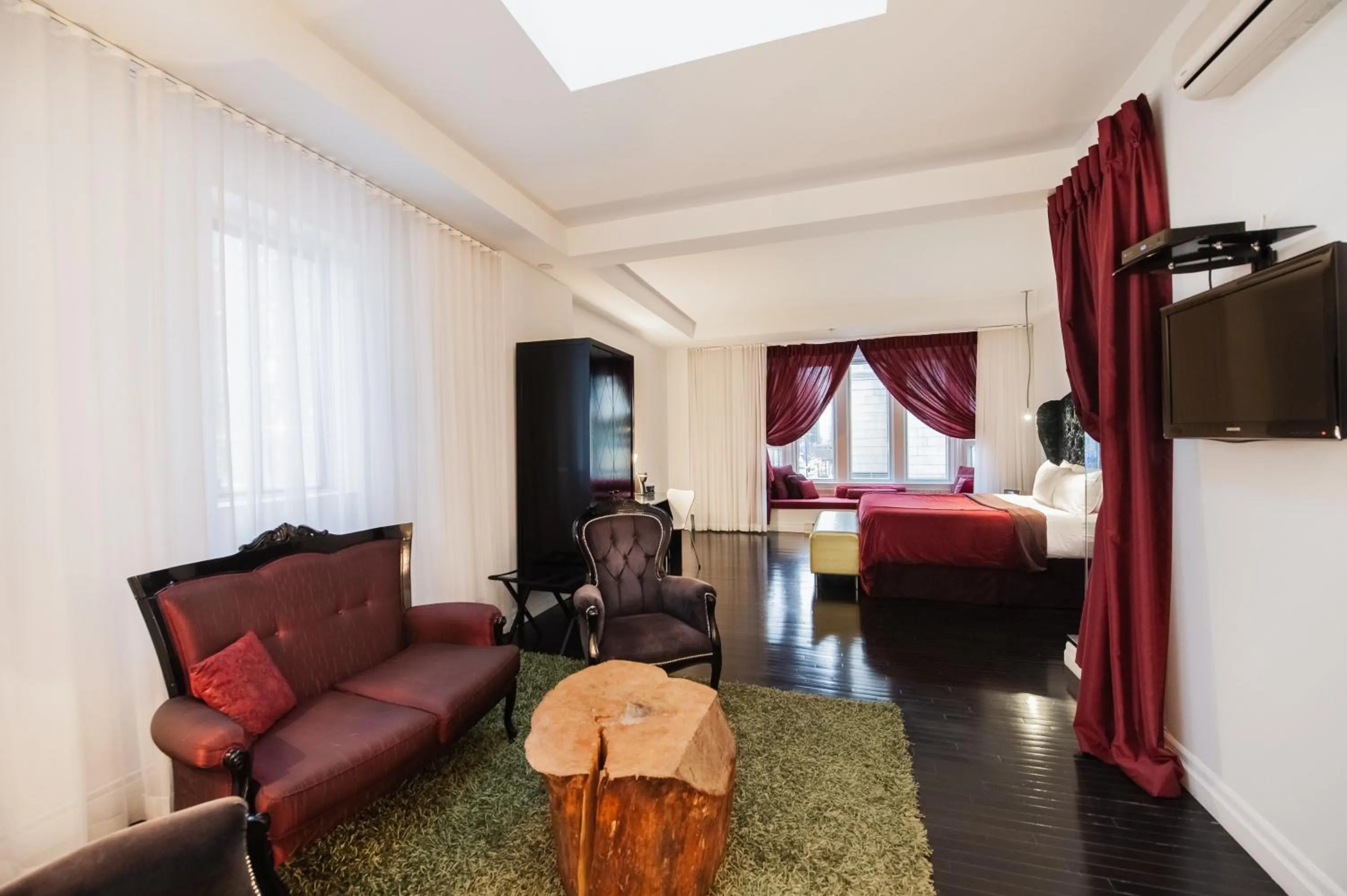 Photo of the whole room, Bed in Hotel Chez Swann