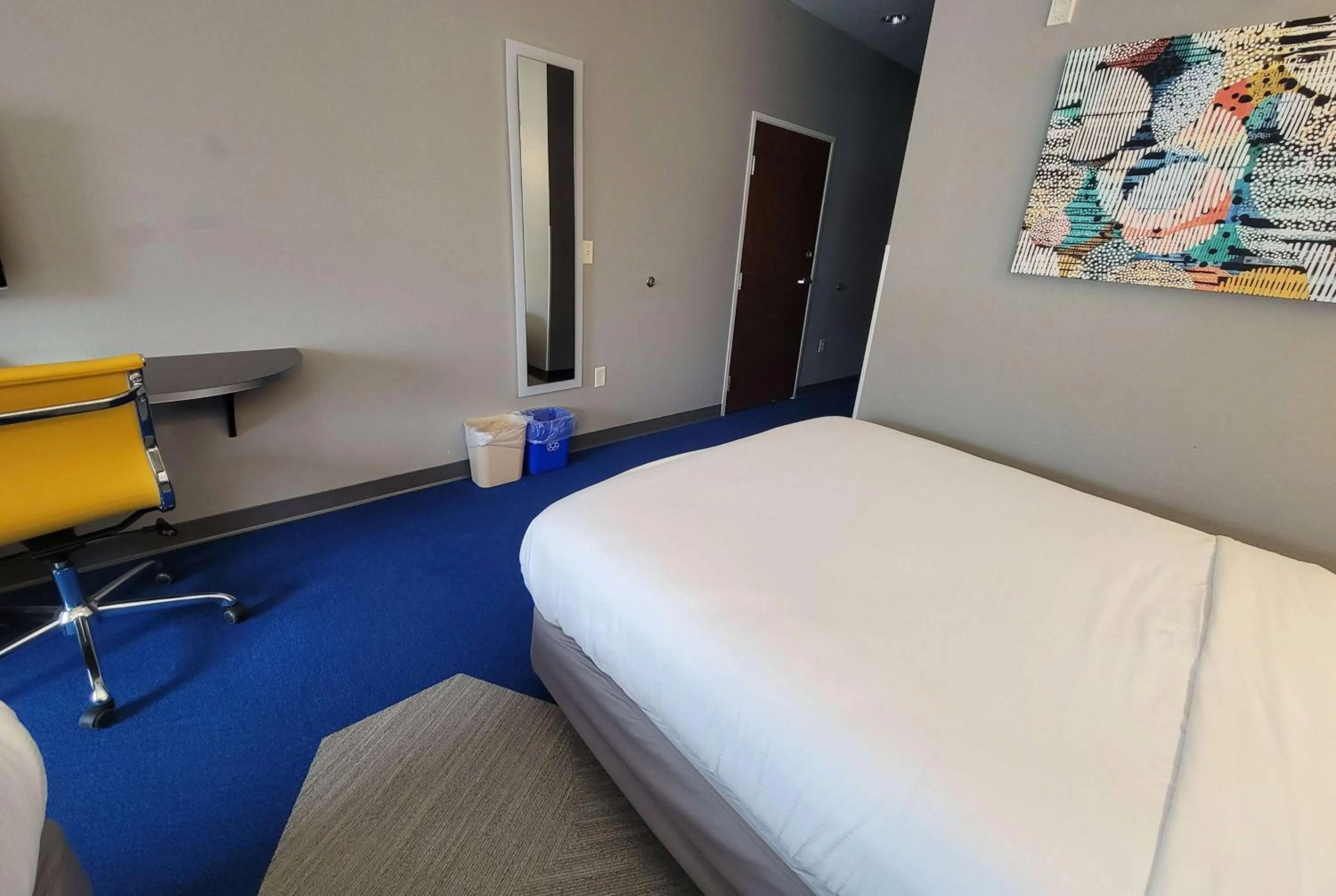 Photo of the whole room, Bed in Microtel Inn & Suites by Wyndham Bluffs