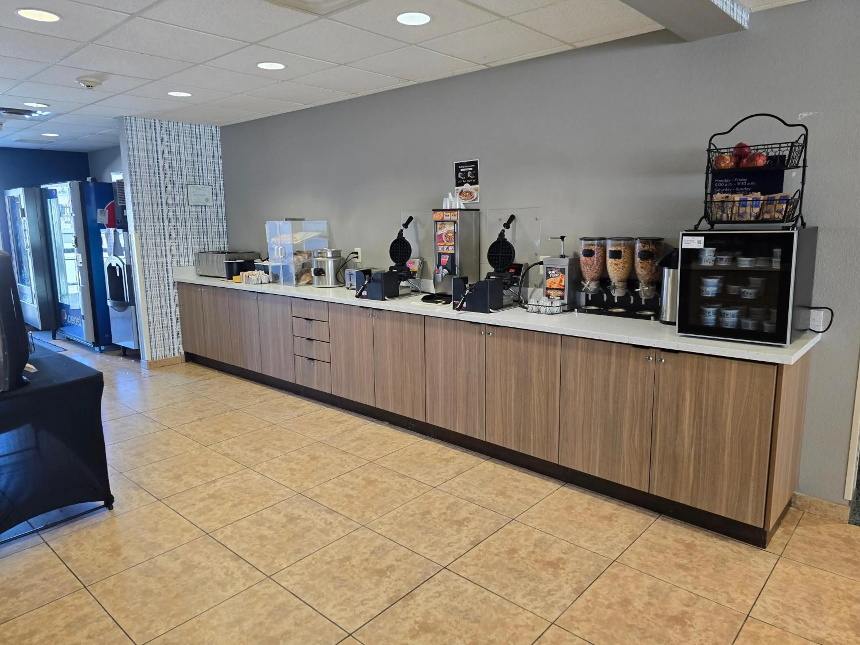 Buffet breakfast in Microtel Inn & Suites by Wyndham Bluffs