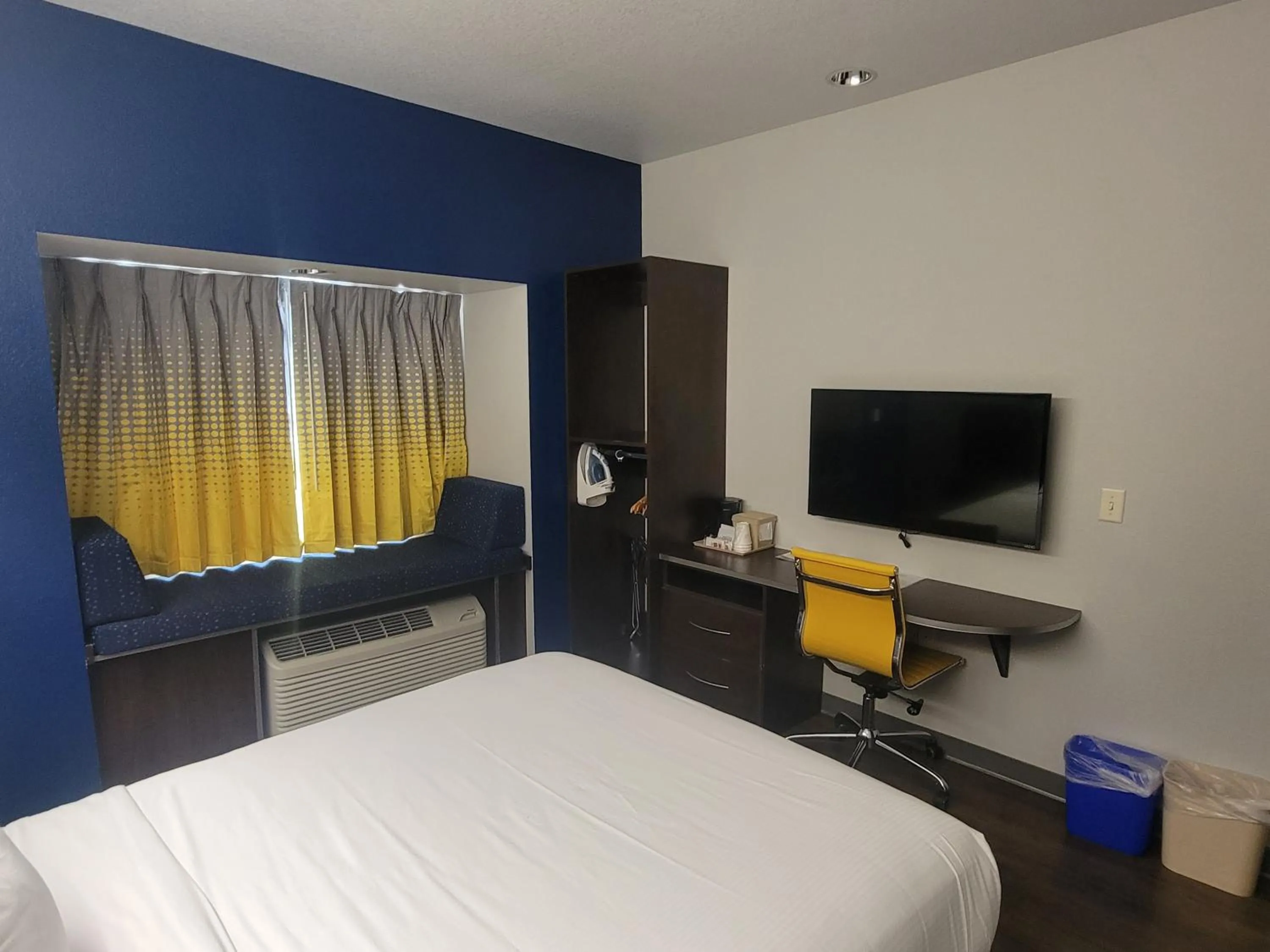 TV and multimedia, Bed in Microtel Inn & Suites by Wyndham Bluffs
