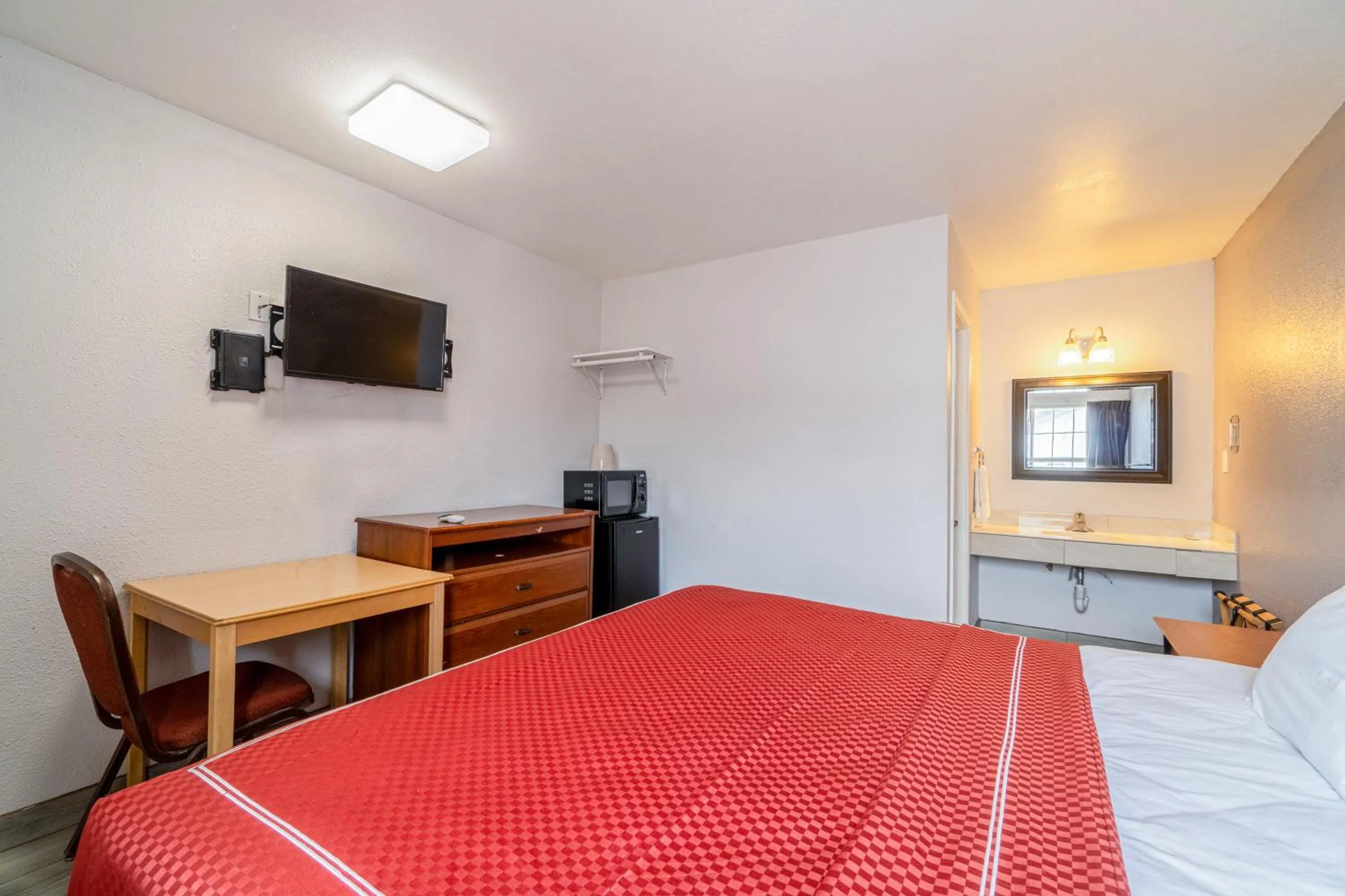 Bedroom, Bed in OYO Budget Inn Falfurrias Hwy 281