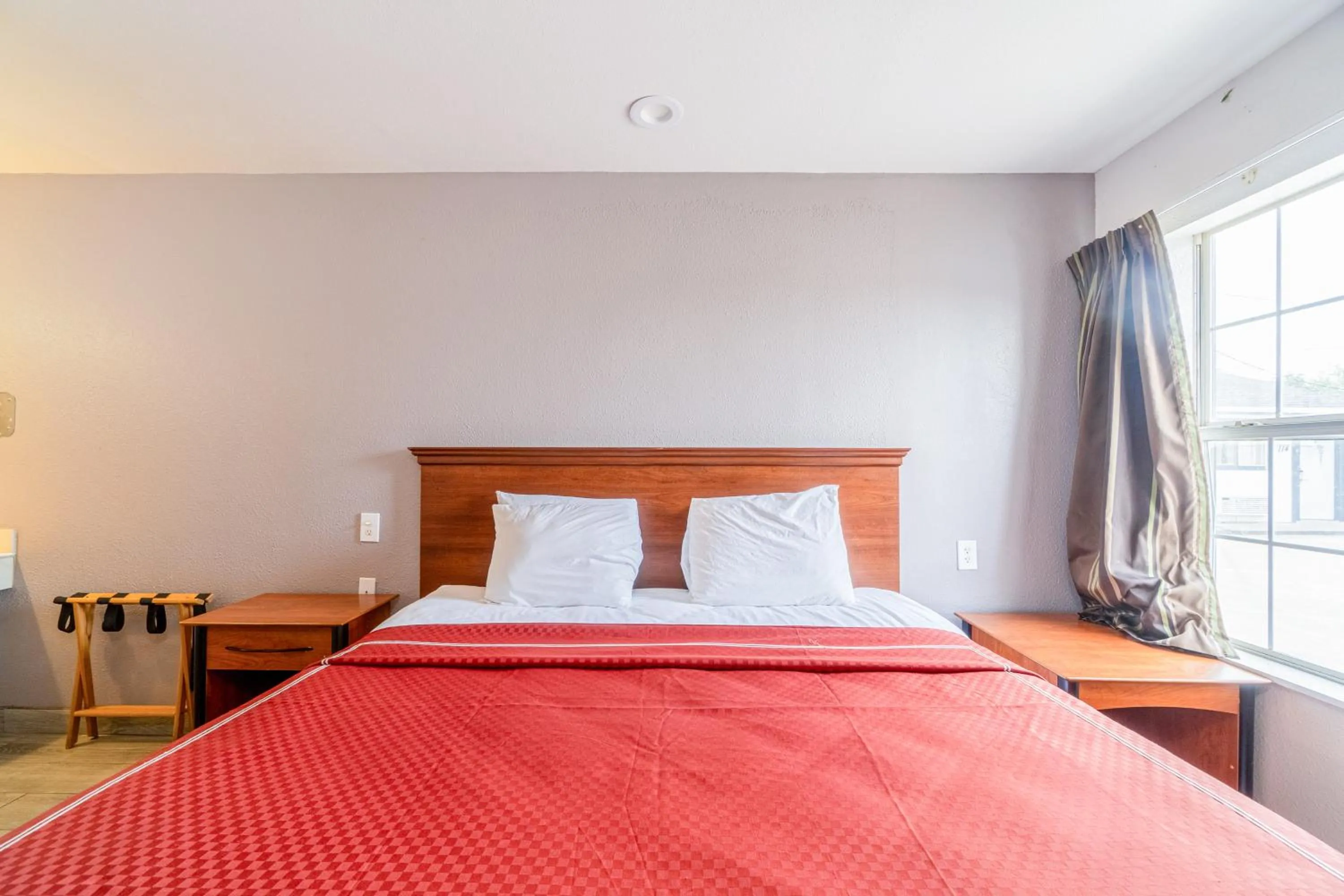 Bedroom, Bed in OYO Budget Inn Falfurrias Hwy 281