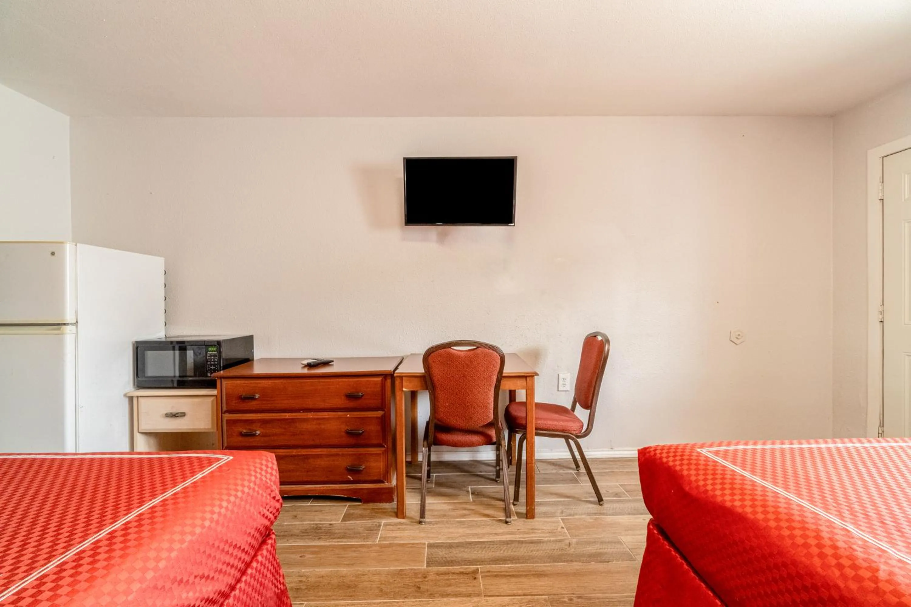 Seating area in OYO Budget Inn Falfurrias Hwy 281