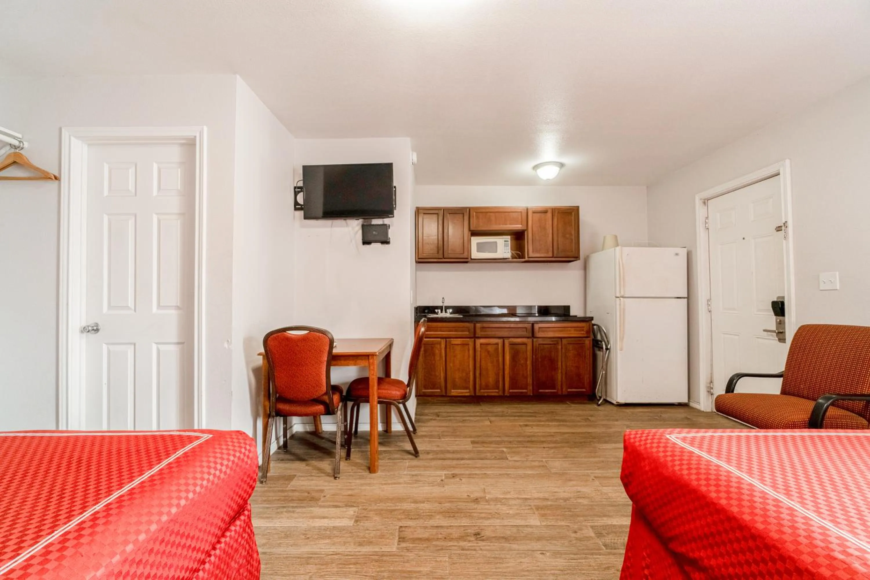 Kitchen or kitchenette in OYO Budget Inn Falfurrias Hwy 281