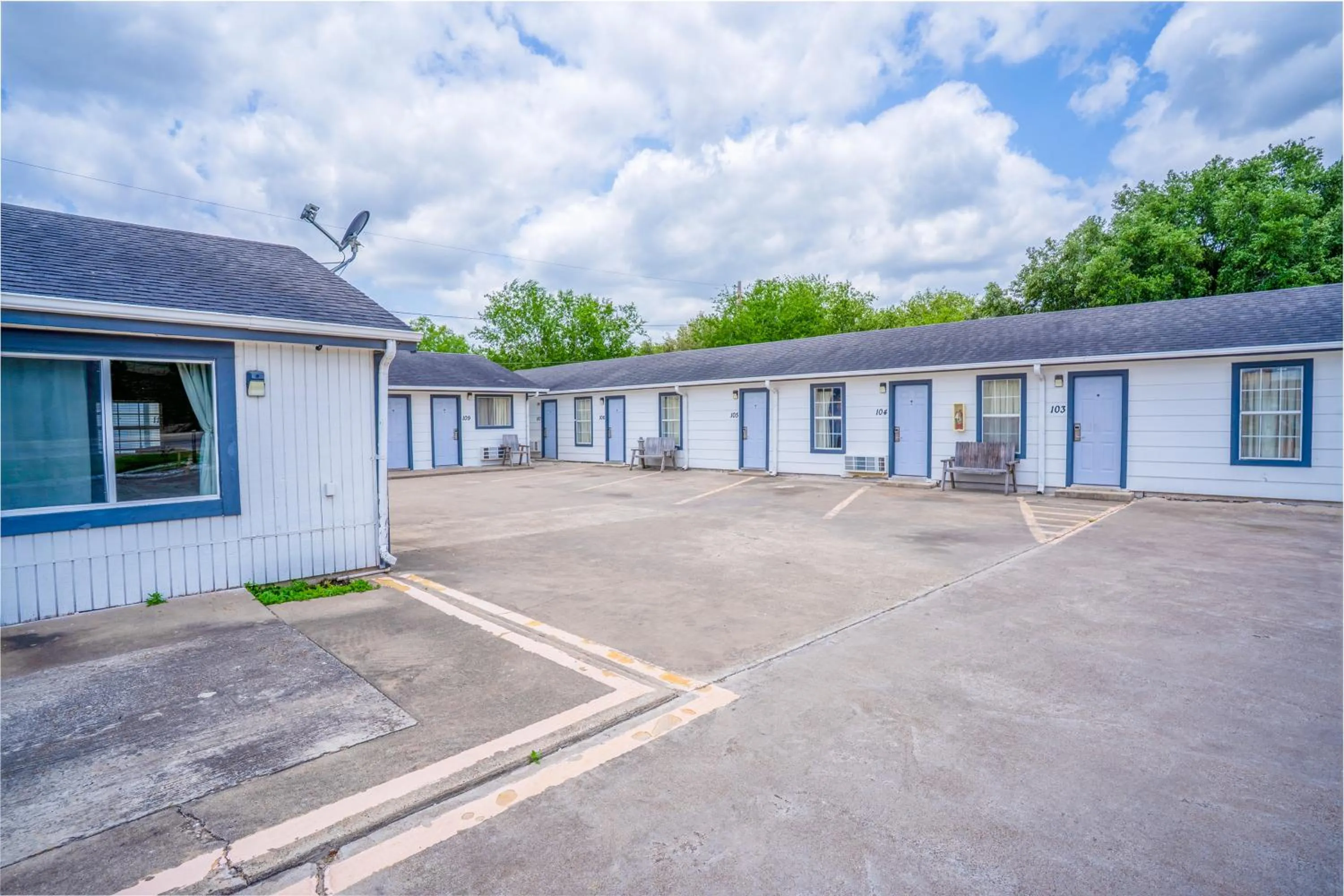 Facade/entrance in OYO Budget Inn Falfurrias Hwy 281