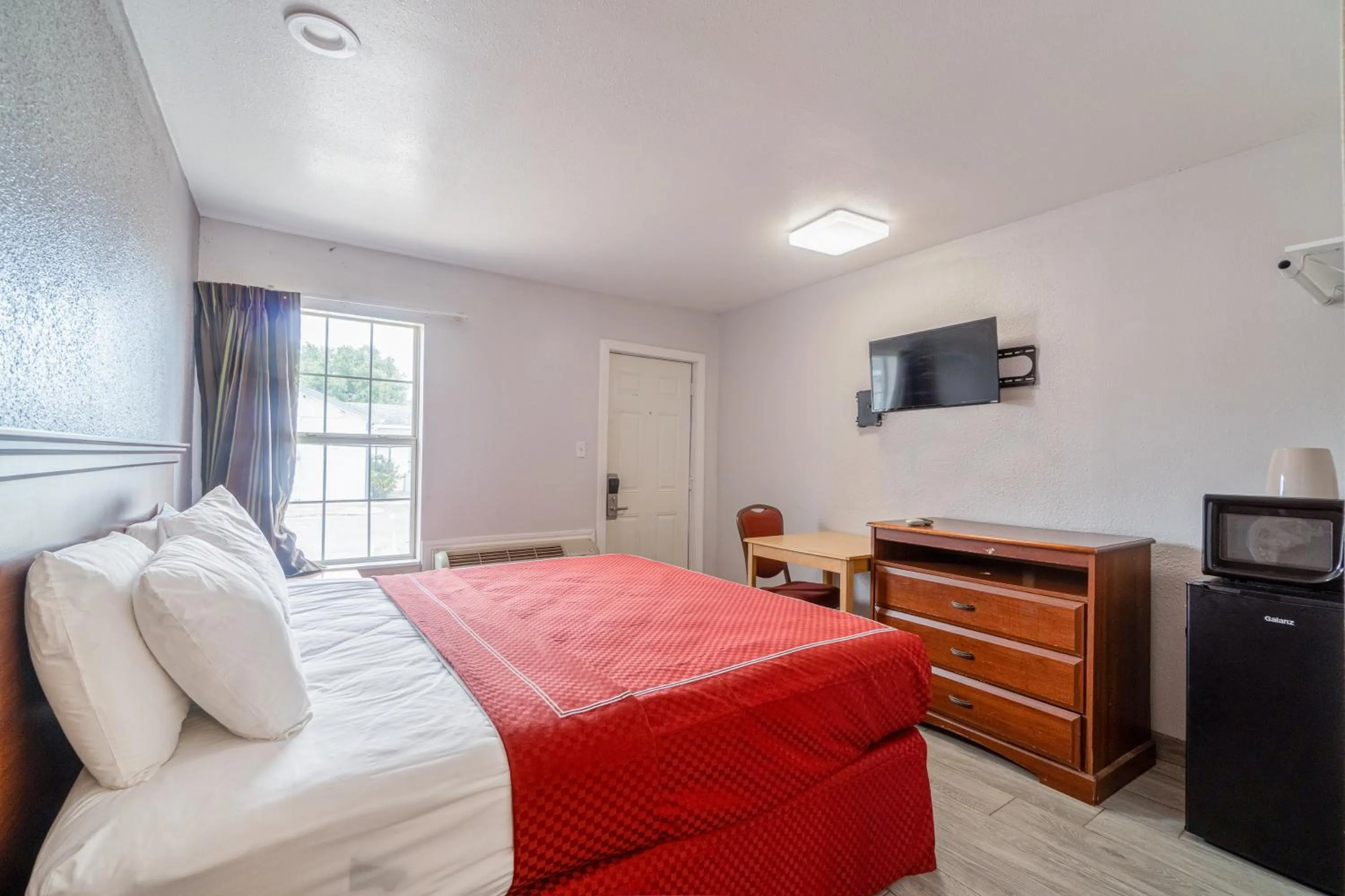 Bedroom, Bed in OYO Budget Inn Falfurrias Hwy 281