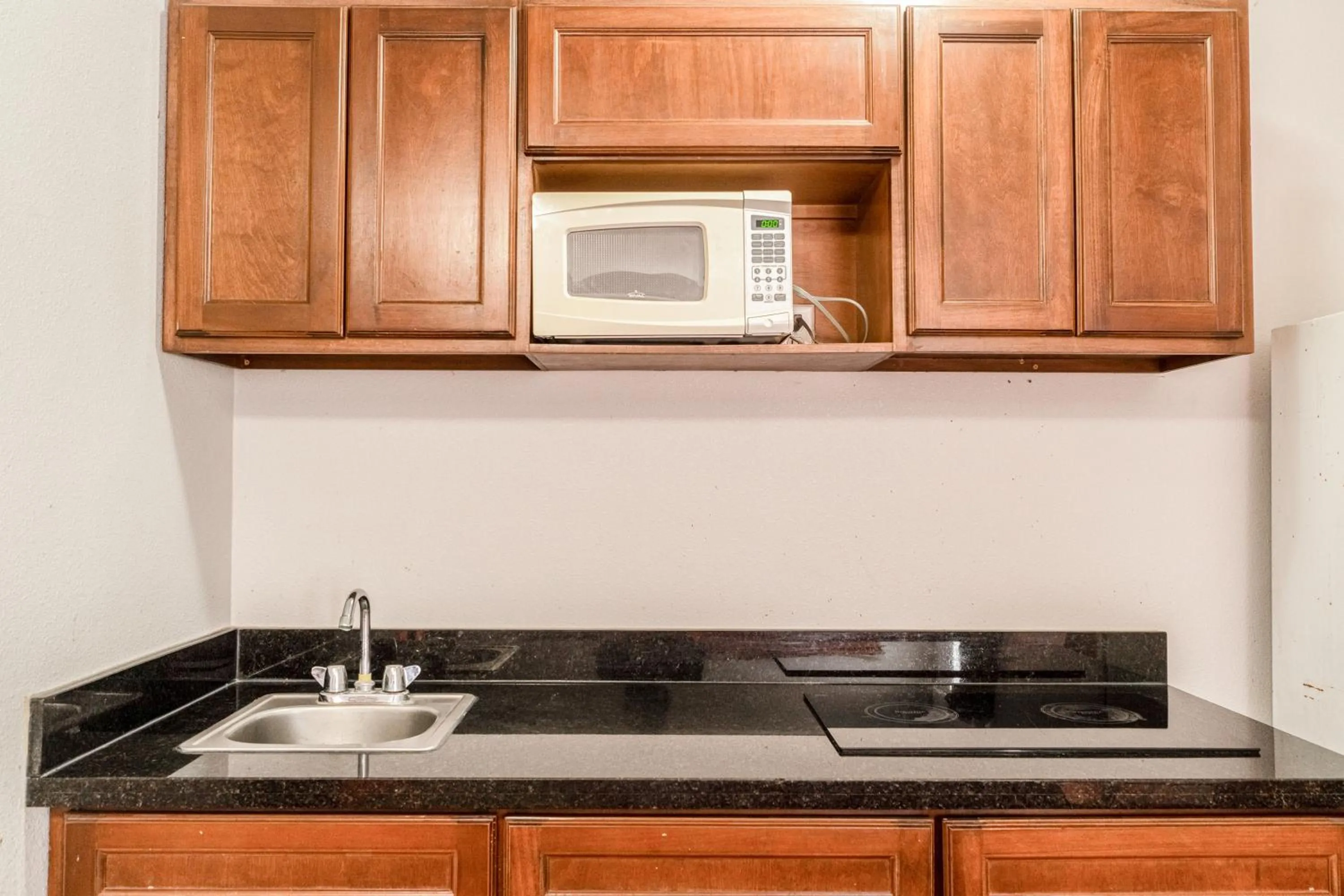 Kitchen or kitchenette in OYO Budget Inn Falfurrias Hwy 281