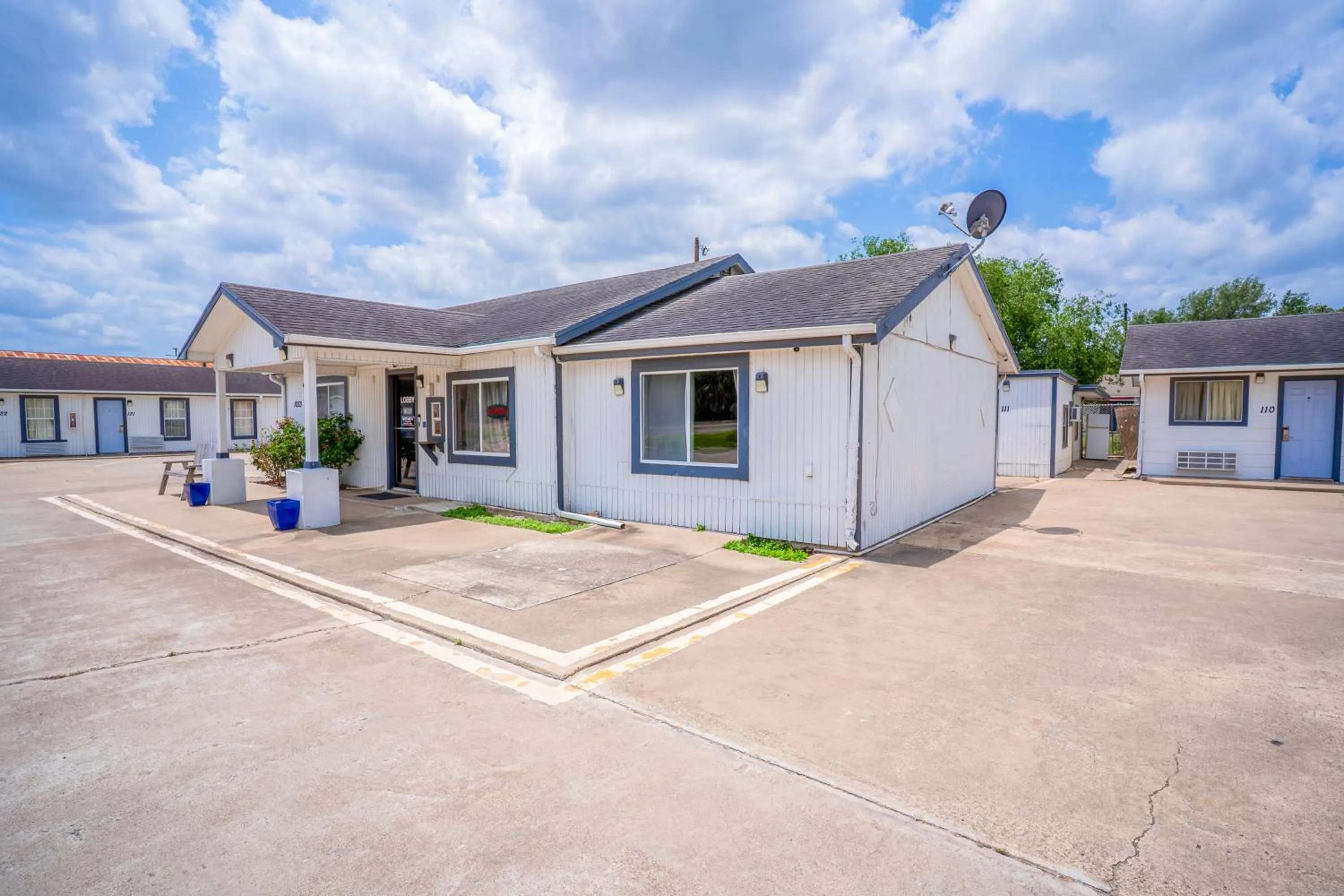 Facade/entrance in OYO Budget Inn Falfurrias Hwy 281