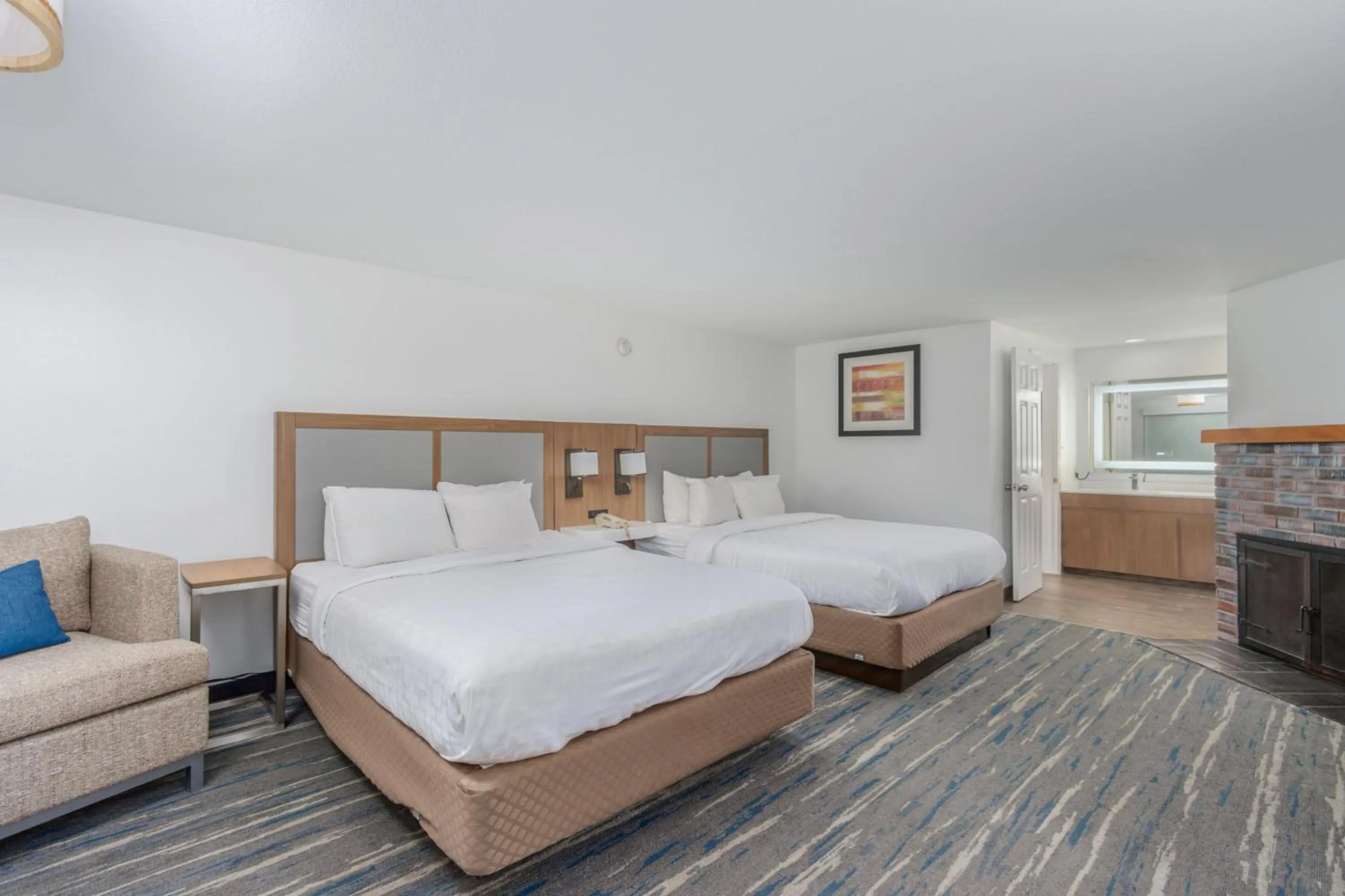 Photo of the whole room, Bed in Crossroads Inn & Suites