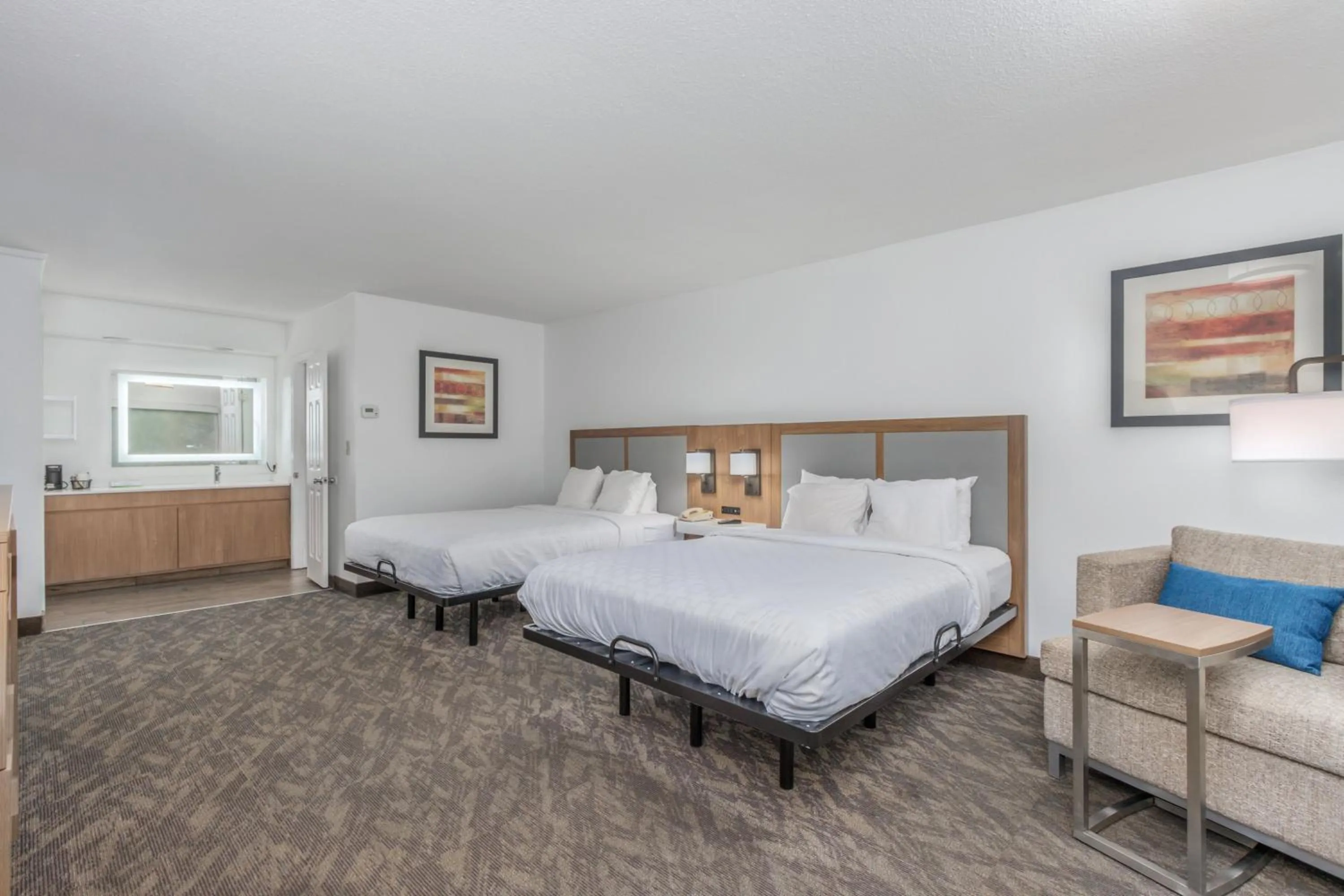 Photo of the whole room, Bed in Crossroads Inn & Suites