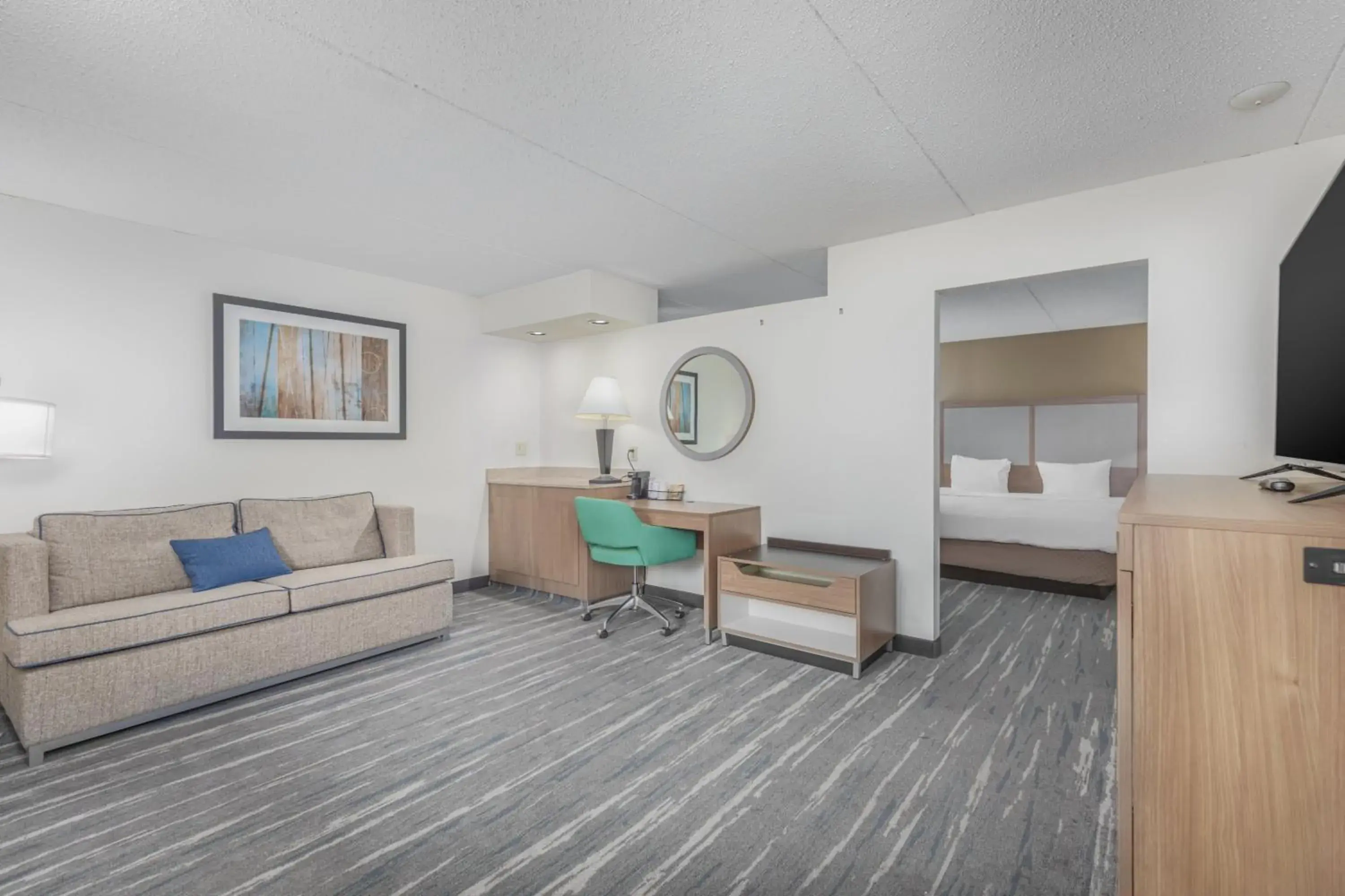 One King Bed Jacuzzi in Crossroads Inn & Suites One King Bed Jacuzzi in Crossroads Inn & Suites