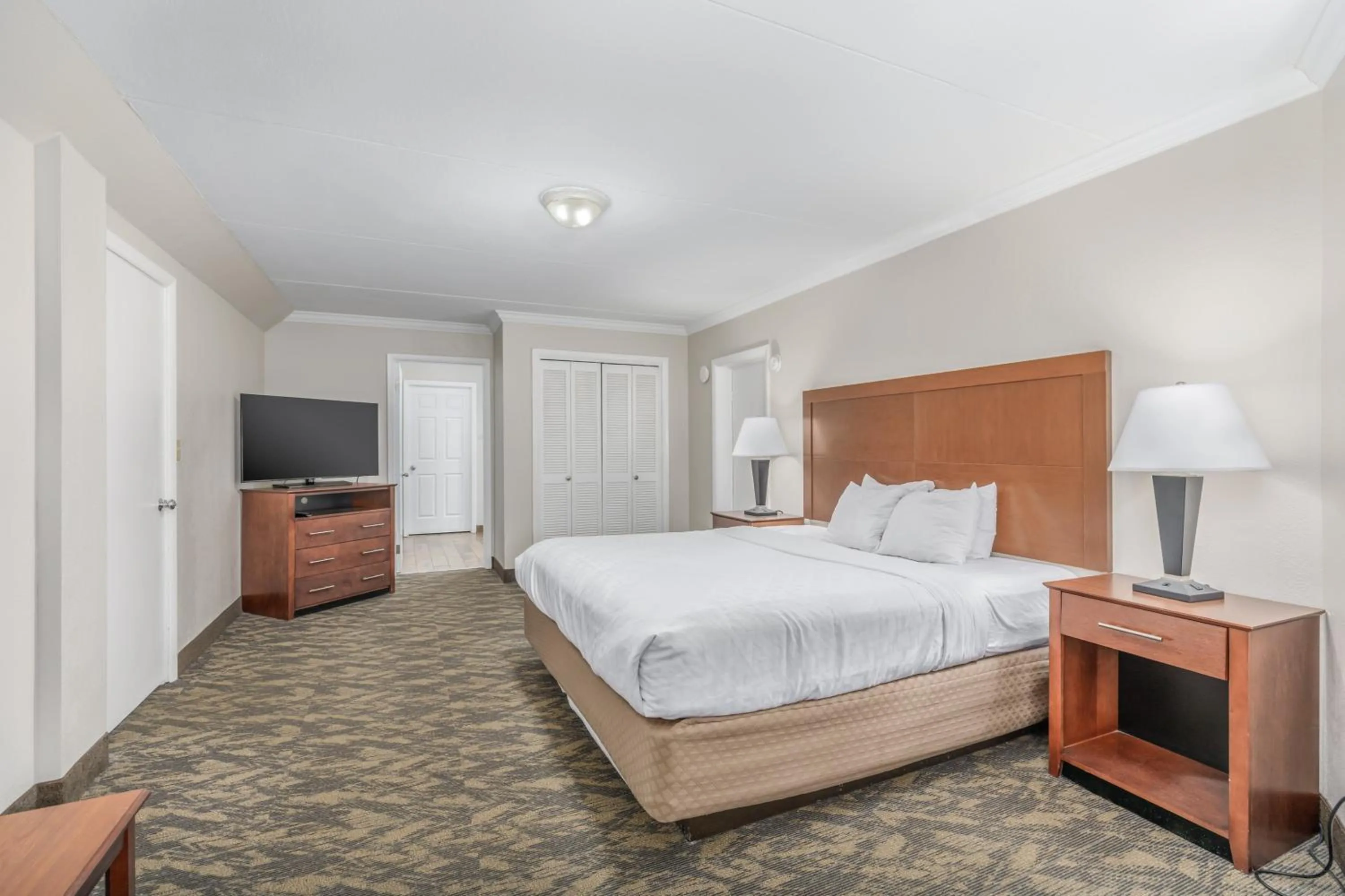 TV and multimedia, Bed in Crossroads Inn & Suites