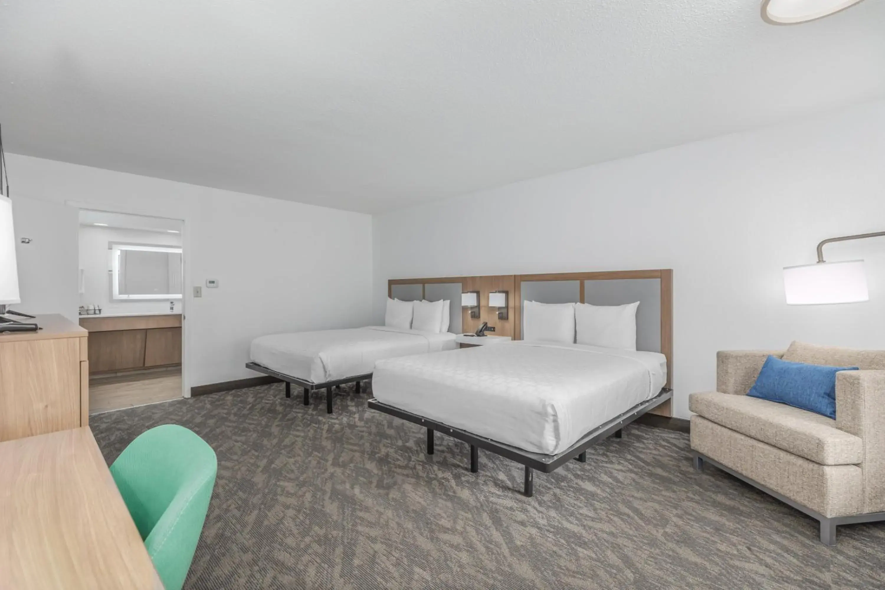 Standard Queen Room in Crossroads Inn & Suites Standard Queen Room in Crossroads Inn & Suites