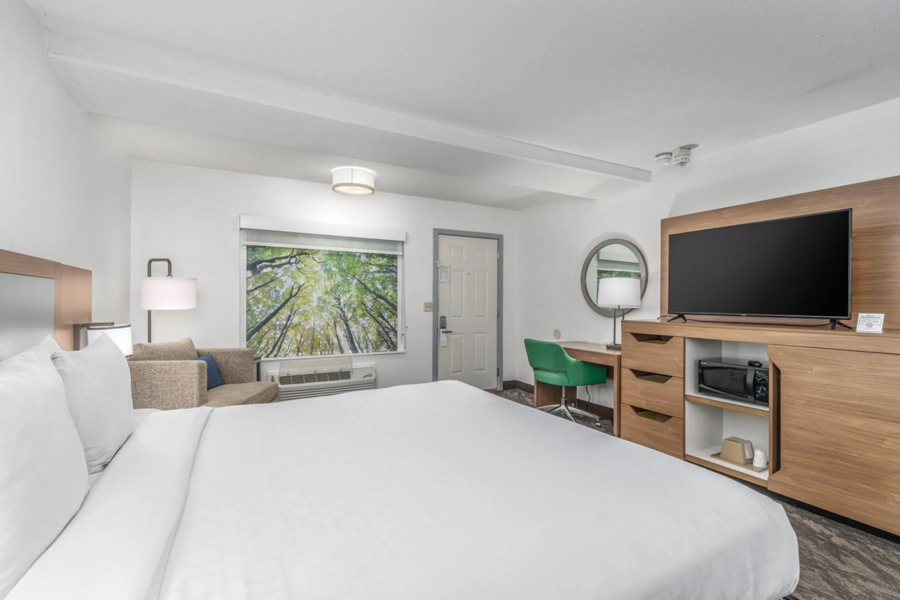 Bed in Crossroads Inn & Suites