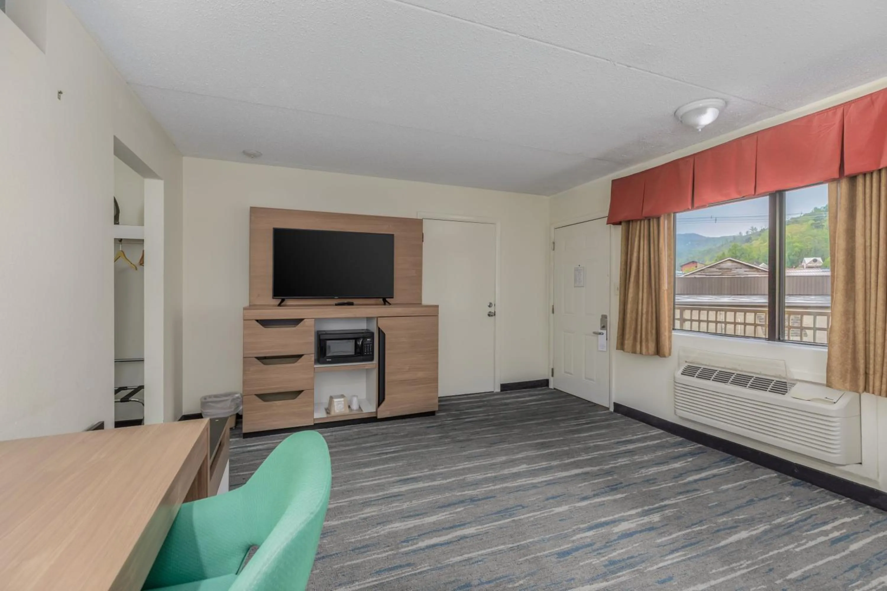 TV and multimedia in Crossroads Inn & Suites