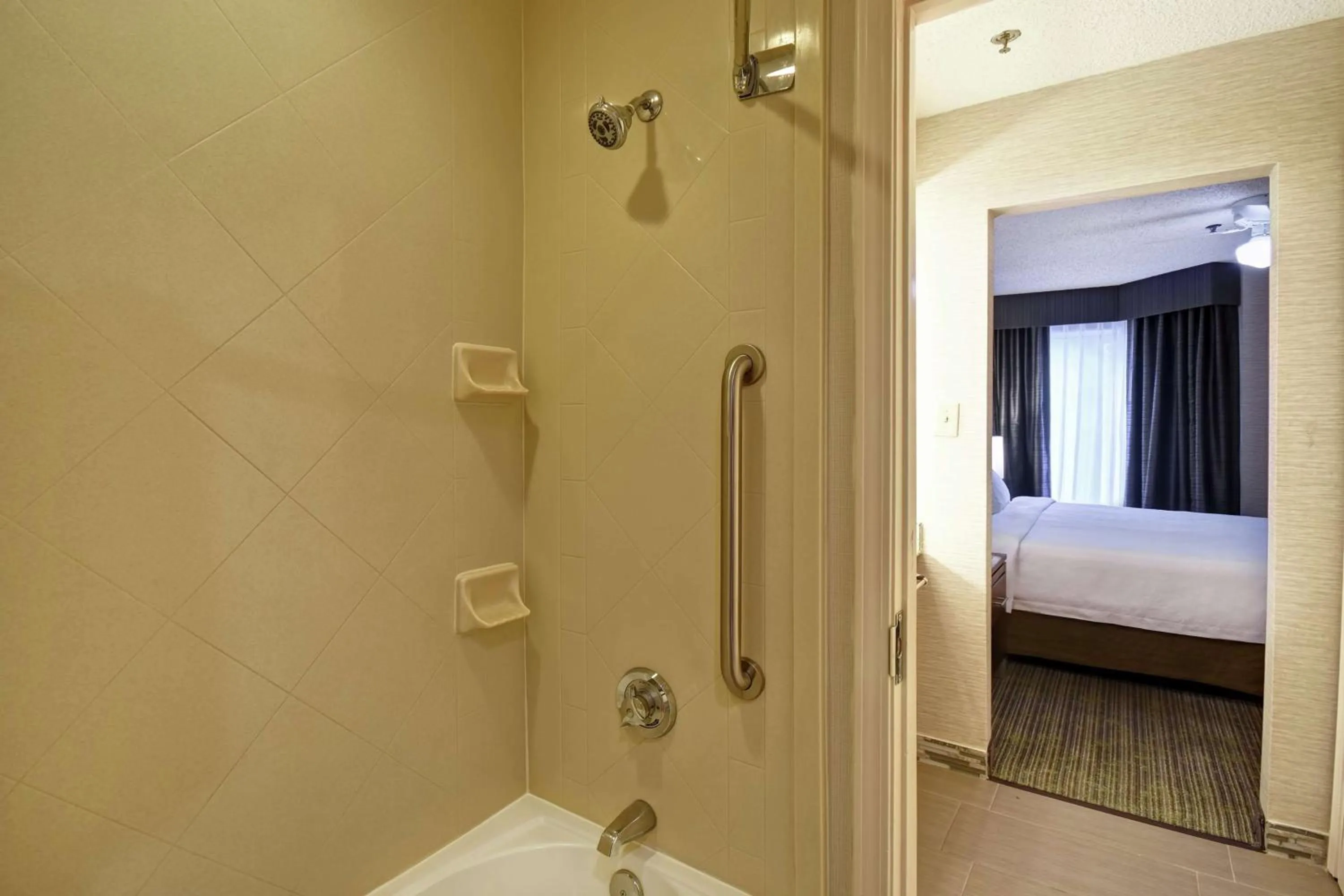 Bathroom, Bed in Homewood Suites by Hilton Atlanta-Galleria/Cumberland