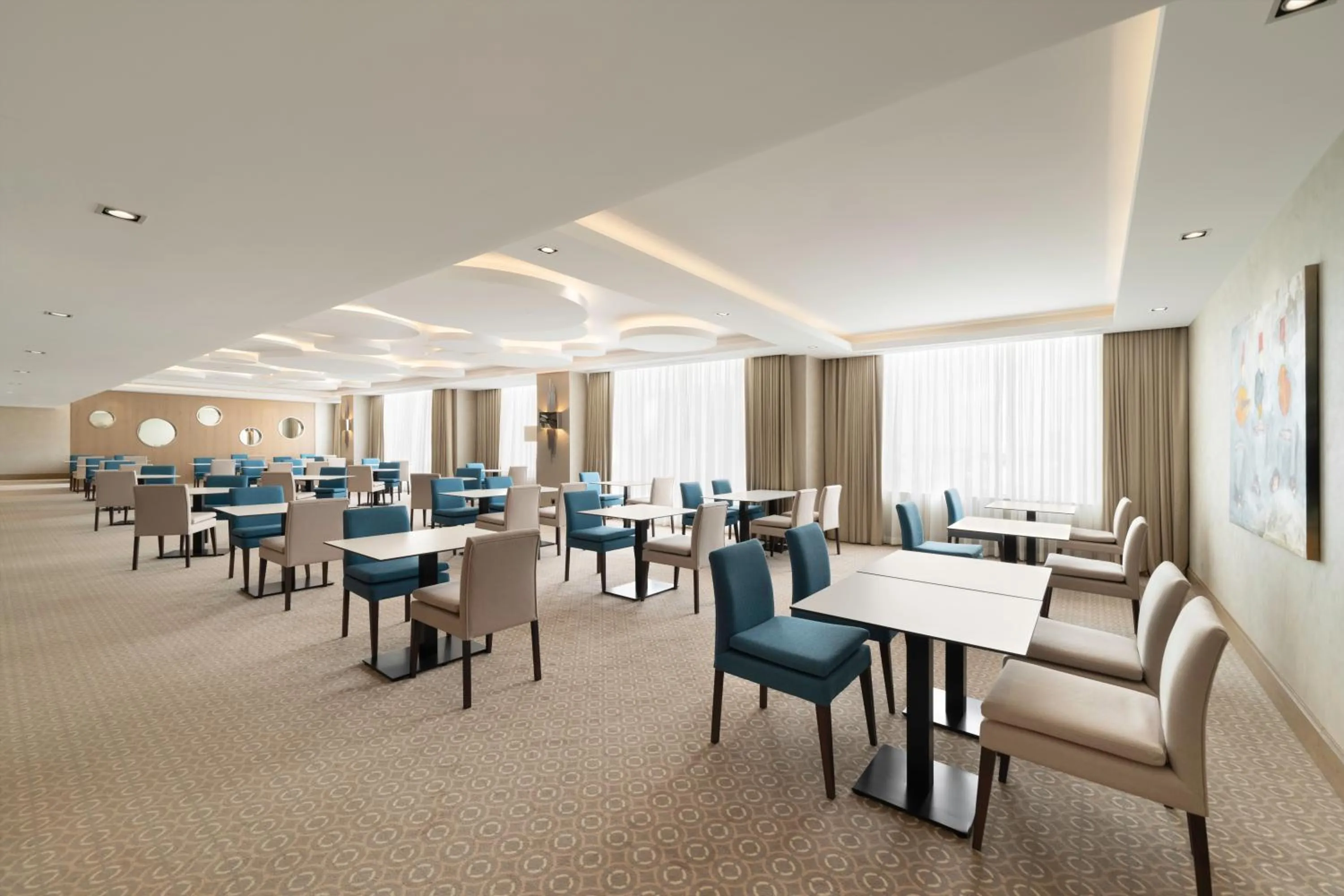 Lounge or bar in Radisson Blu Hotel and Convention Center, Riyadh Minhal