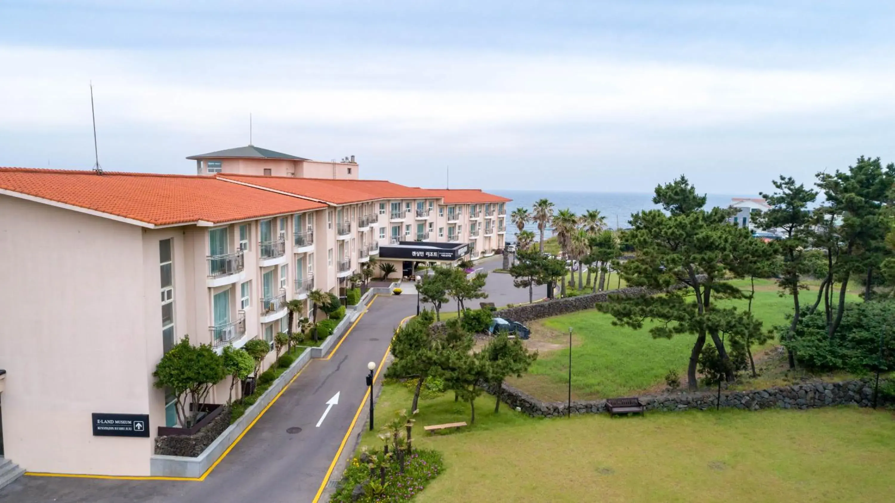 Property building in Kensington Resort Jeju Hanlim Property building in Kensington Resort Jeju Hanlim