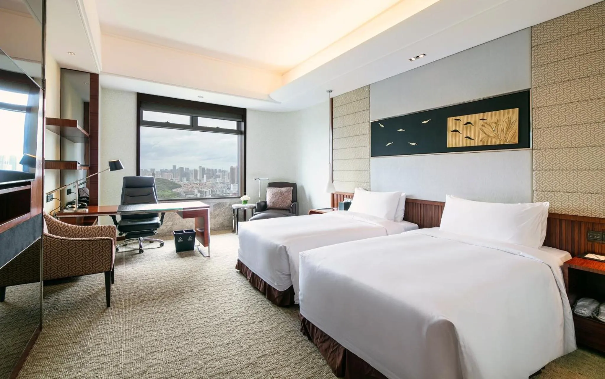 Photo of the whole room, Bed in InterContinental Foshan by IHG