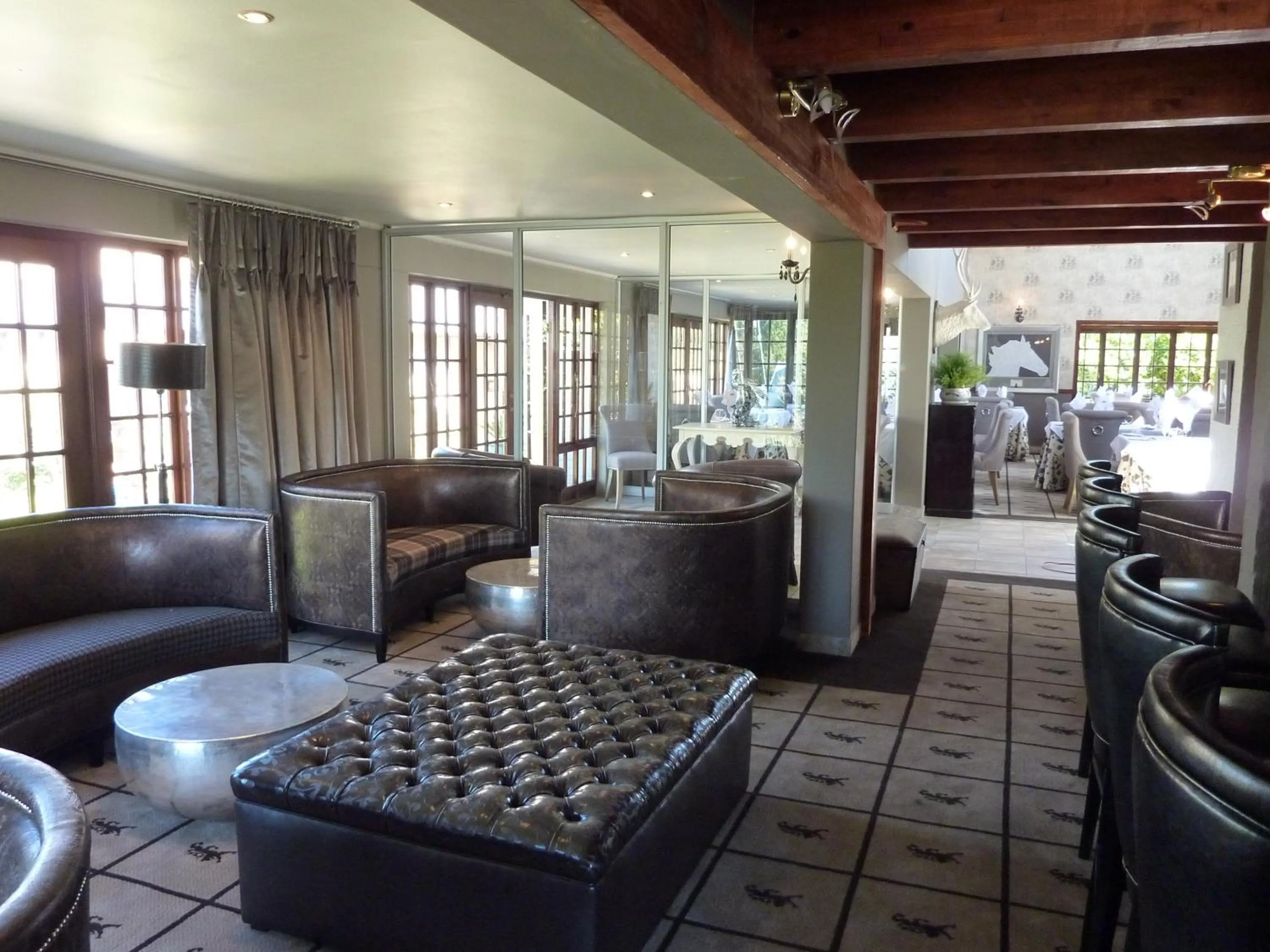 Lounge or bar in The Highlander Hotel Dullstroom
