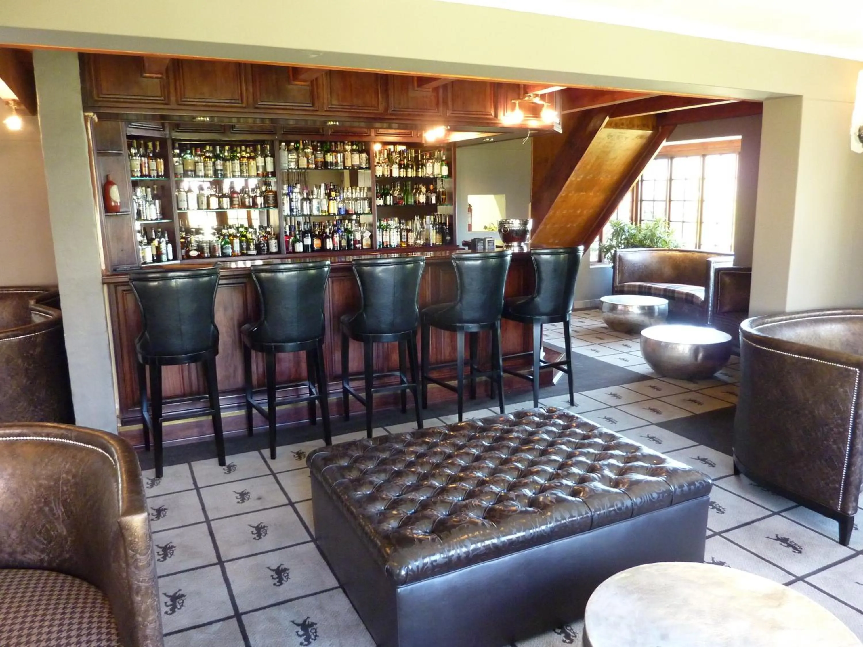 Lounge or bar in The Highlander Hotel Dullstroom