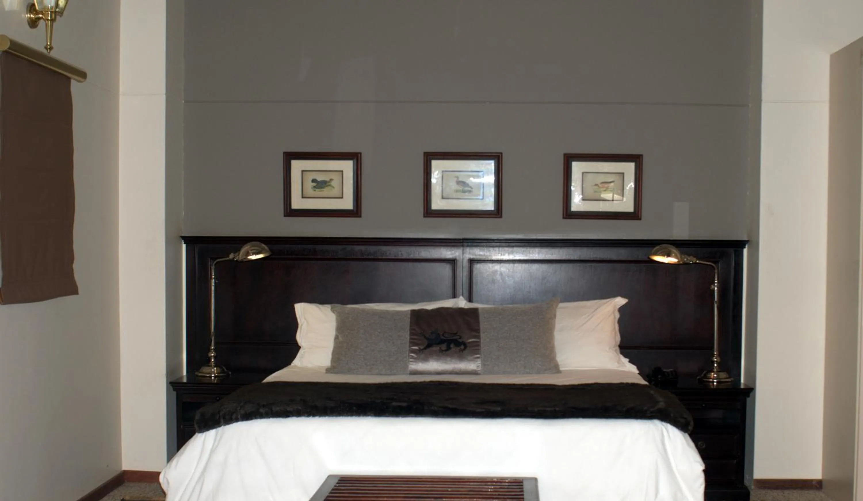 Bedroom, Bed in The Highlander Hotel Dullstroom