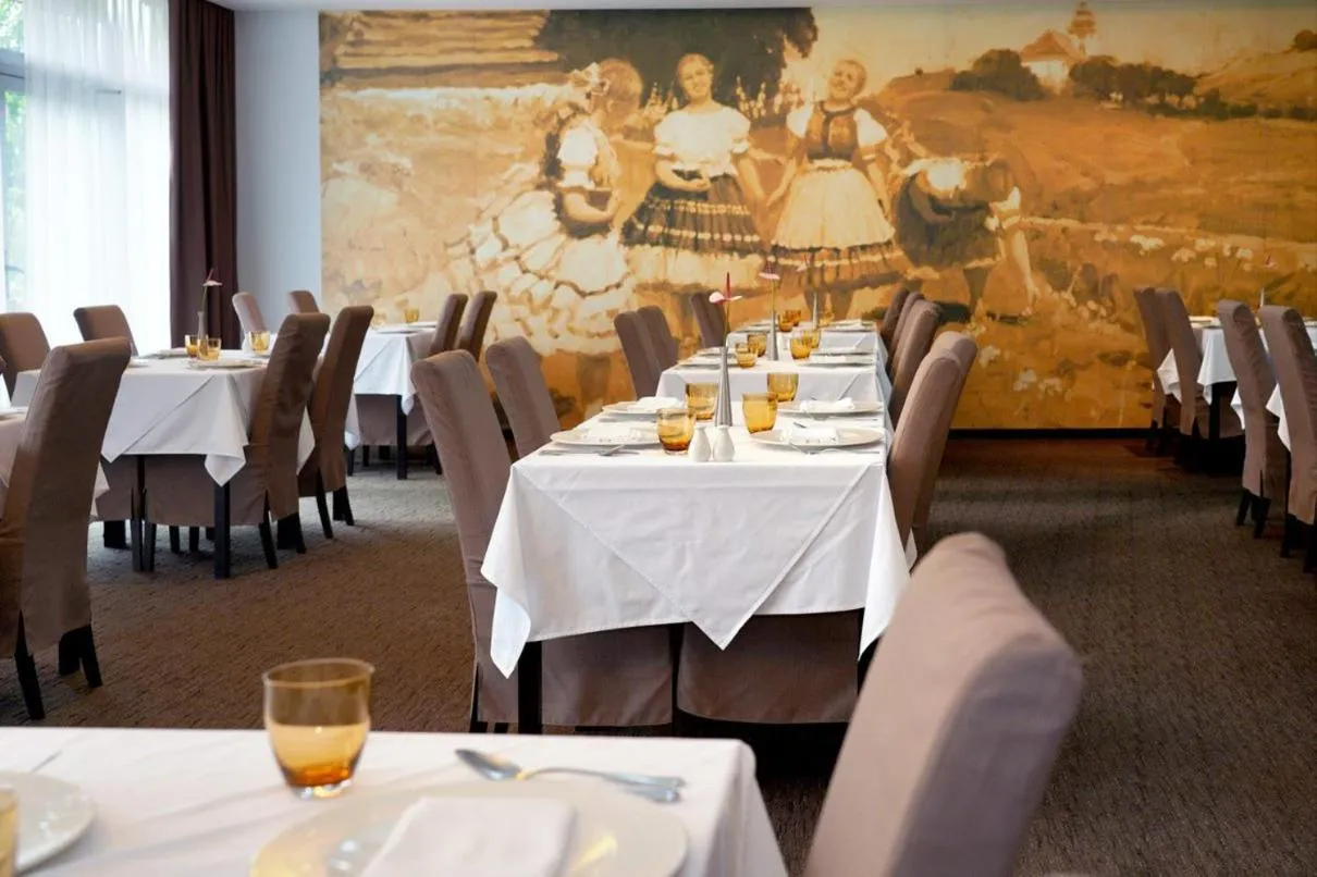 Restaurant/places to eat in Hotel Mousson