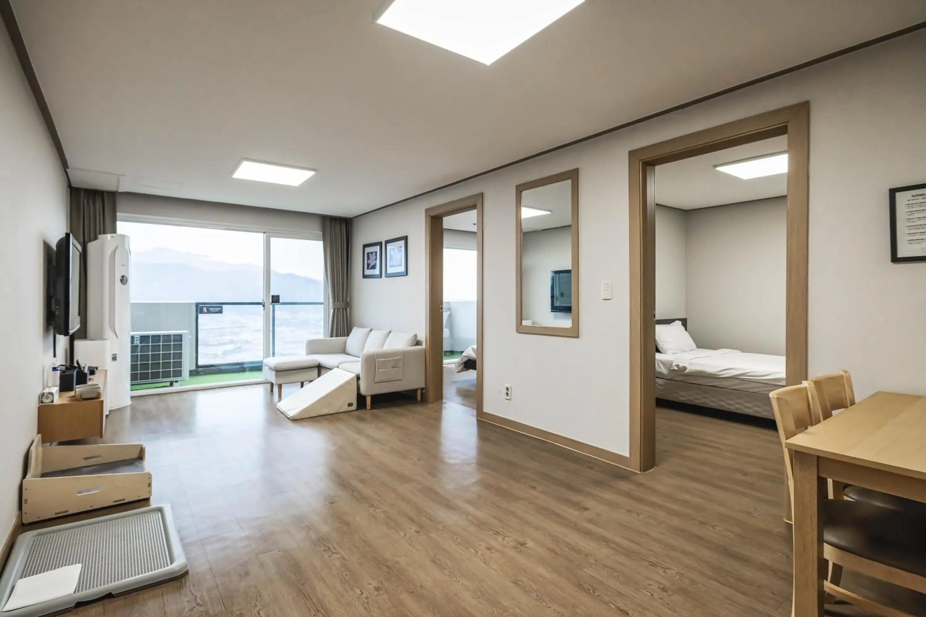 Living room, Bed in Kensington Resort Chungju