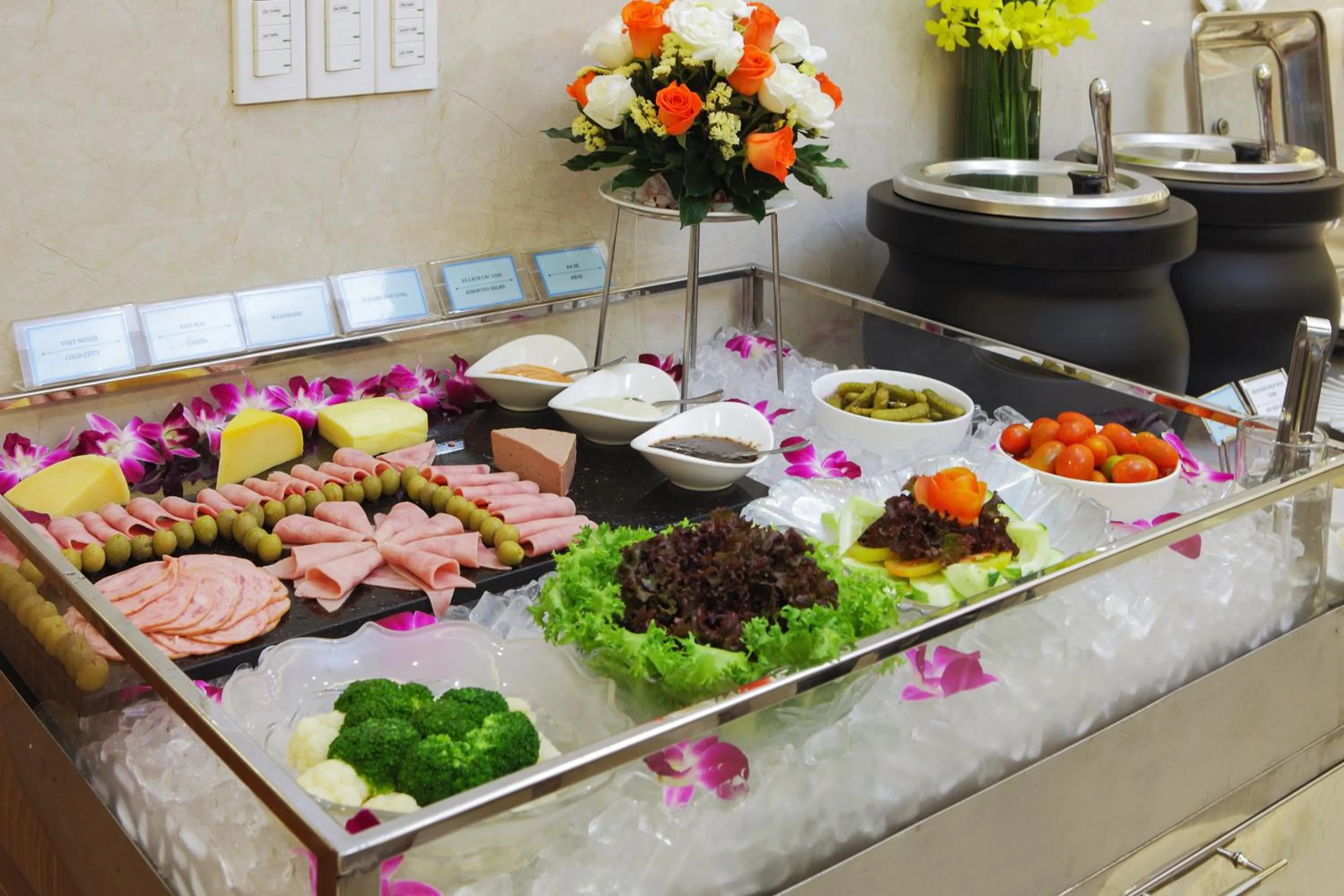 Restaurant/places to eat in Aristo Saigon Hotel