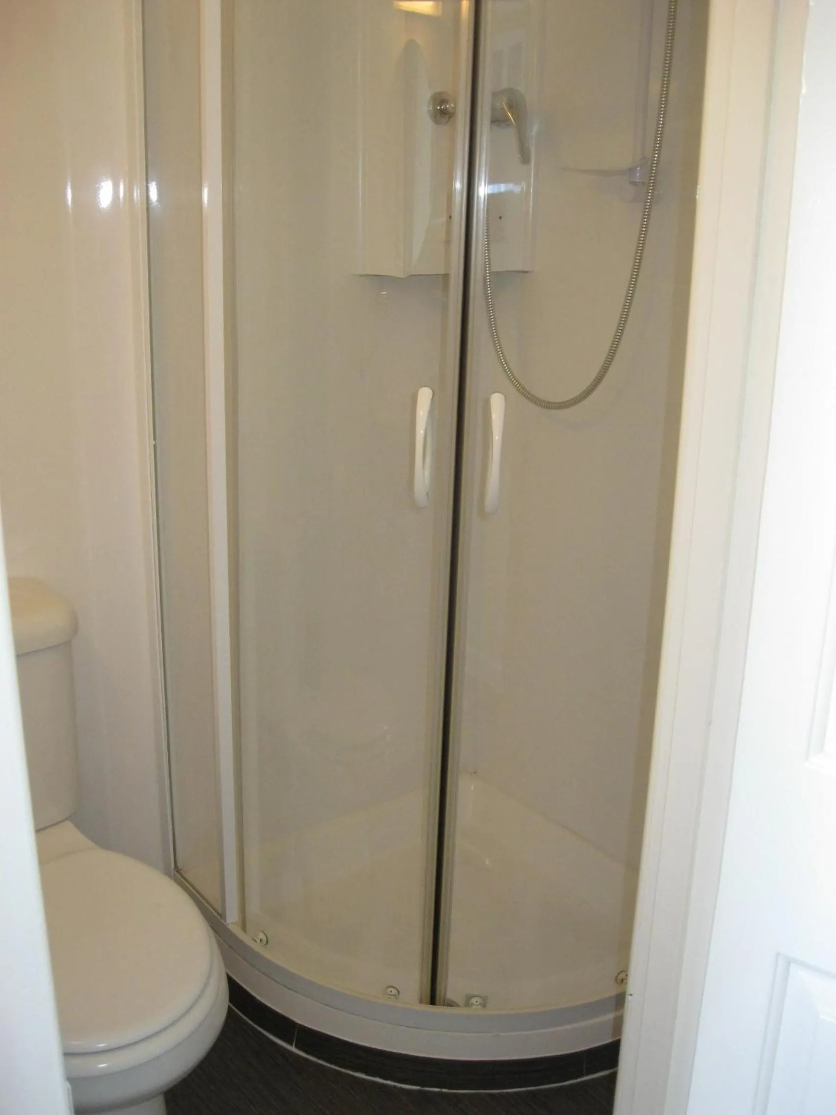 Shower in Channel View Guest House