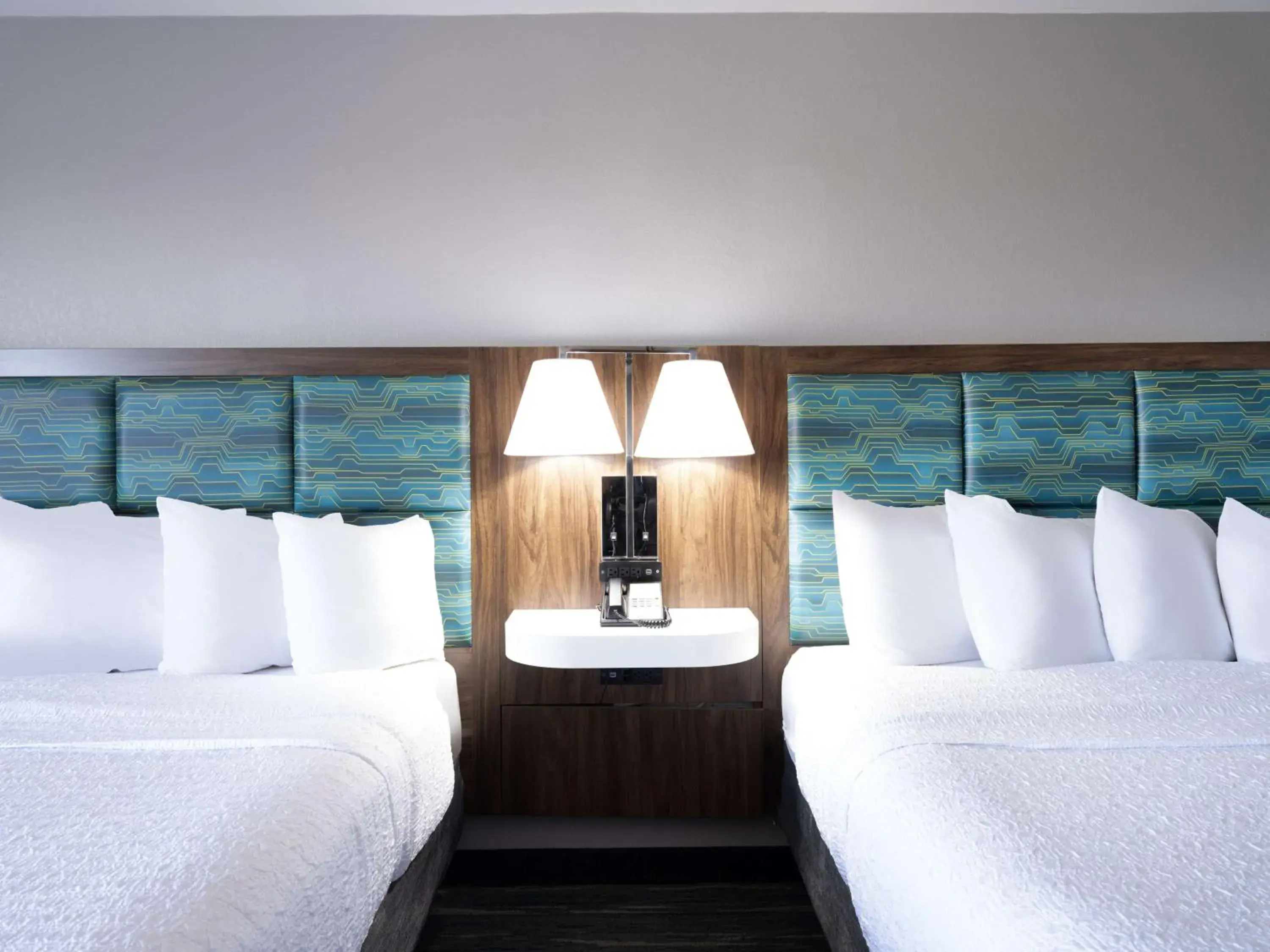 Bed in Hampton Inn Atlanta-Peachtree Corners/Norcross Bed in Hampton Inn Atlanta-Peachtree Corners/Norcross
