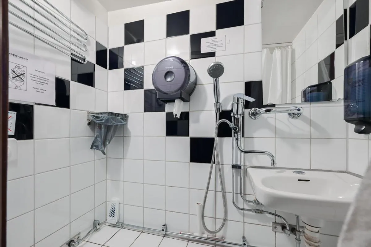 Bathroom in Rygerfjord Hotel & Hostel