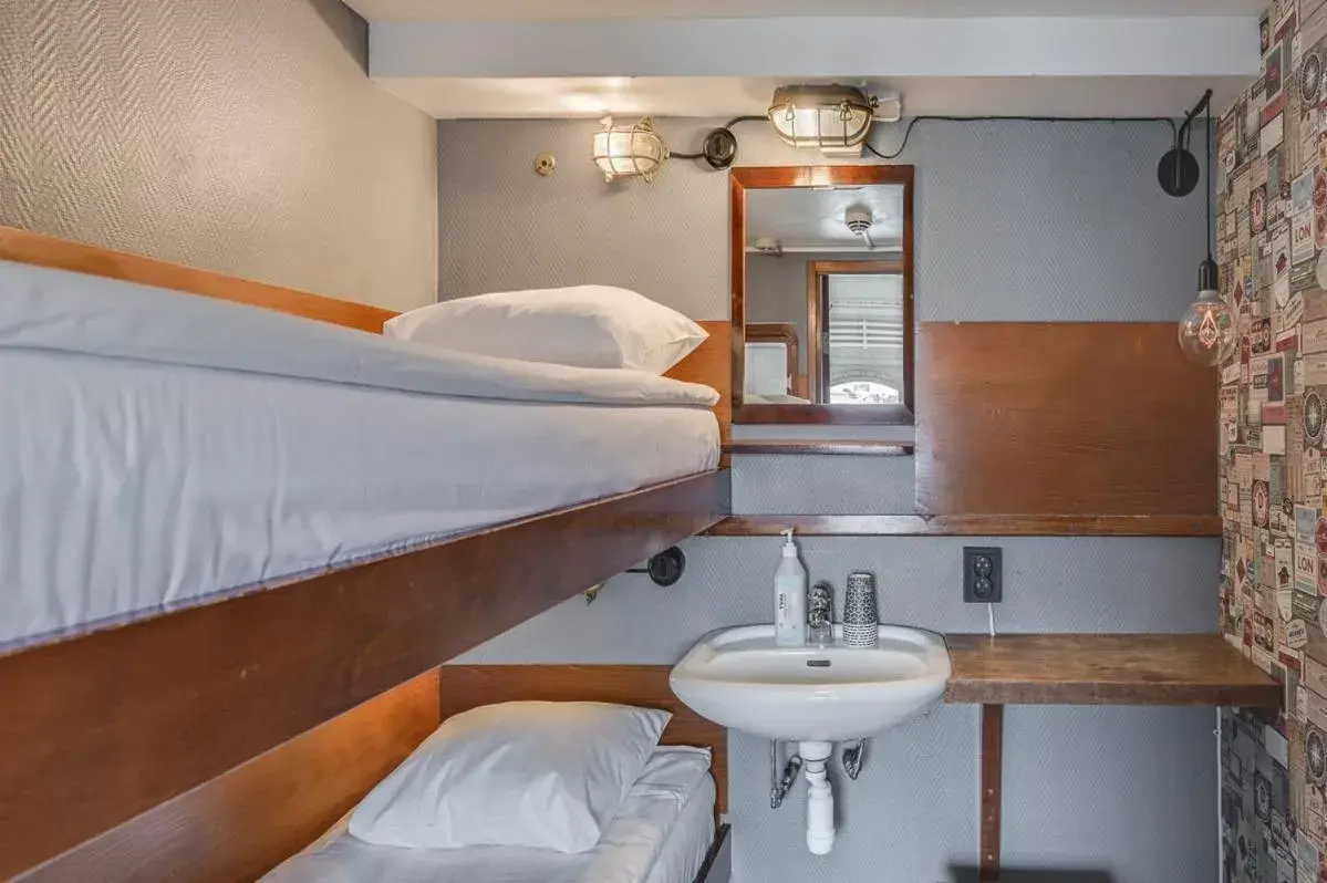 Classic Double Cabin with Shared Bathroom - single occupancy in Rygerfjord Hotel & Hostel Classic Double Cabin with Shared Bathroom - single occupancy in Rygerfjord Hotel & Hostel
