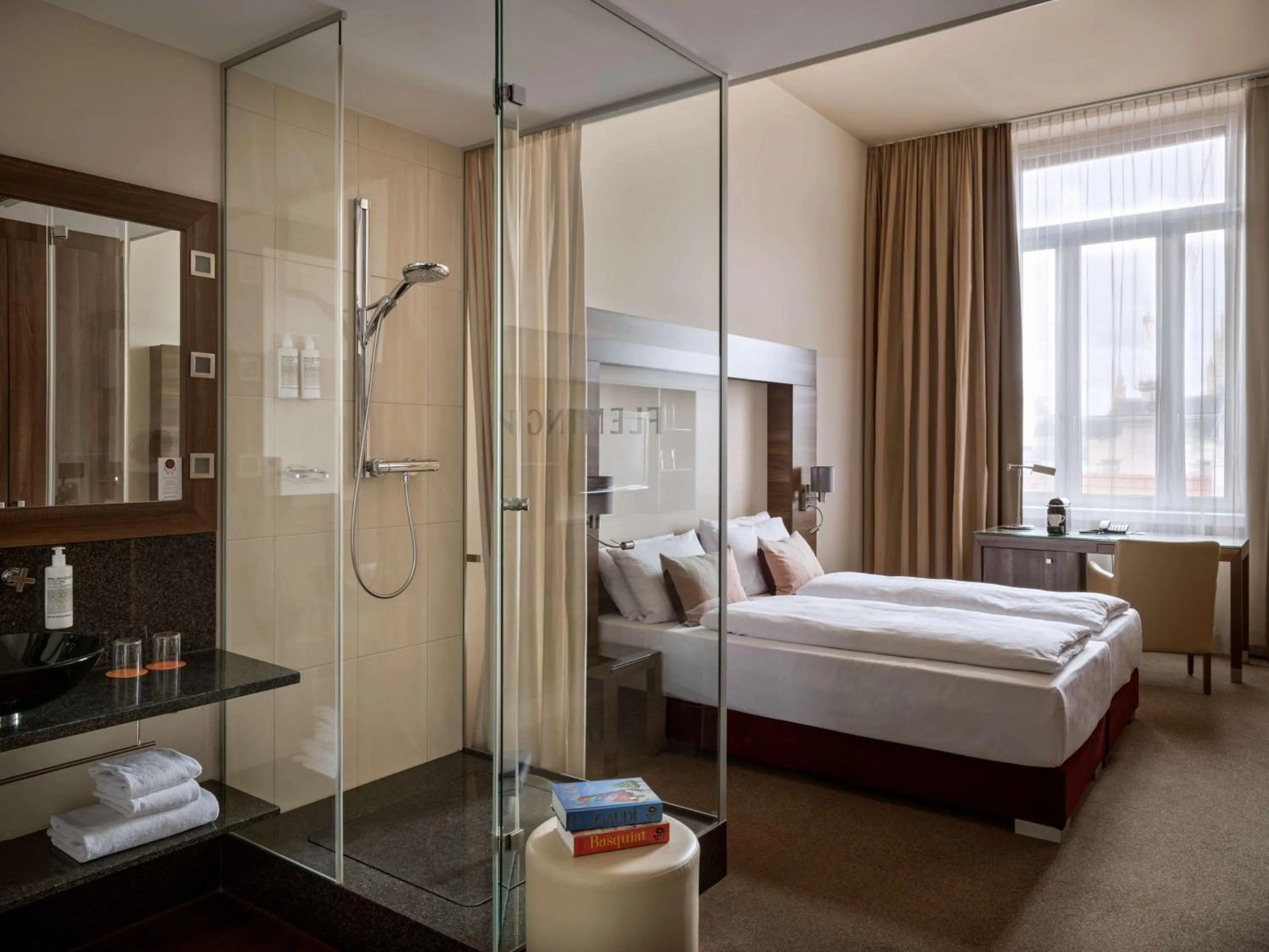 Bathroom, Bed in Flemings Selection Hotel Wien-City