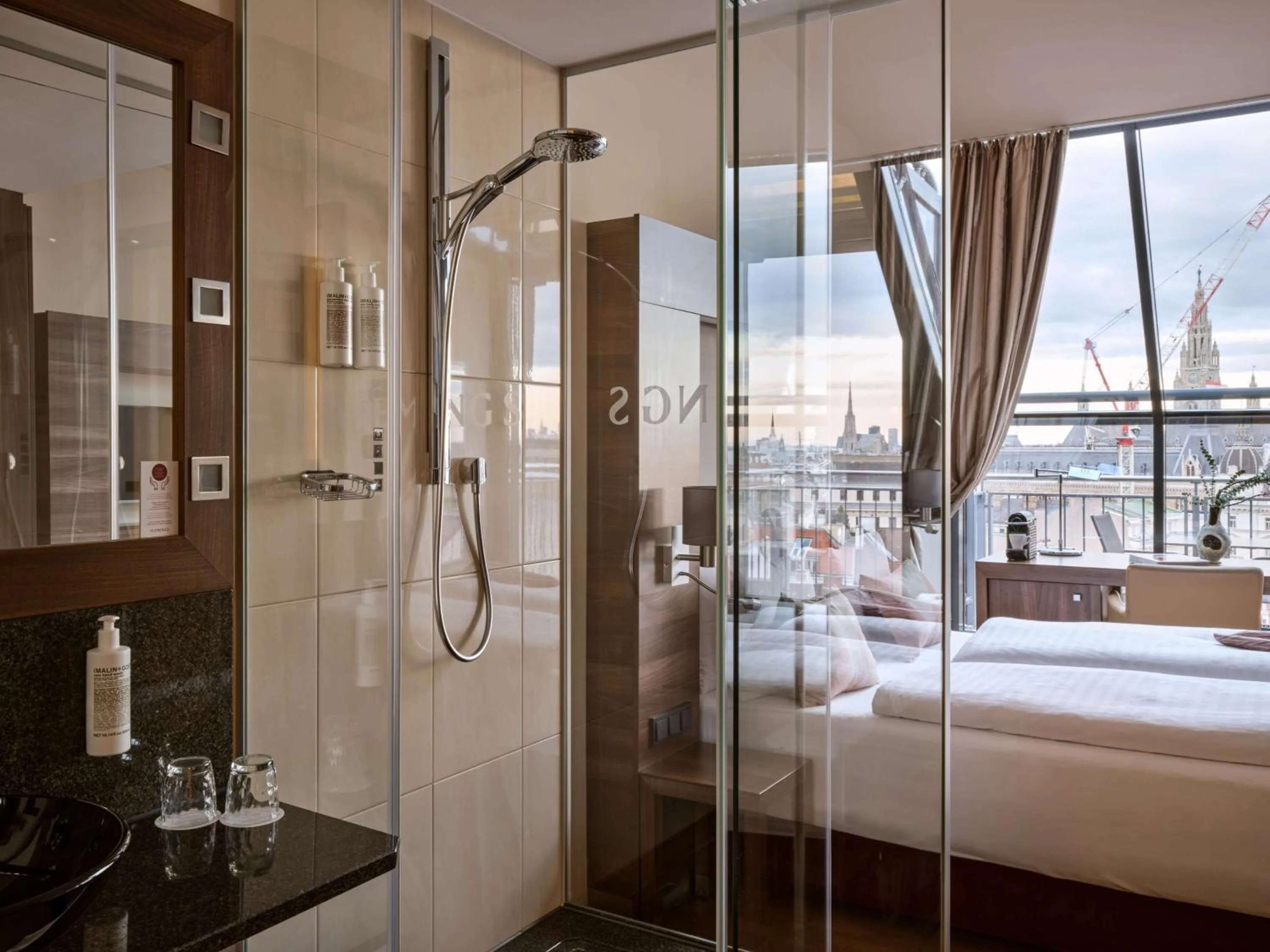 Bathroom, Bed in Flemings Selection Hotel Wien-City