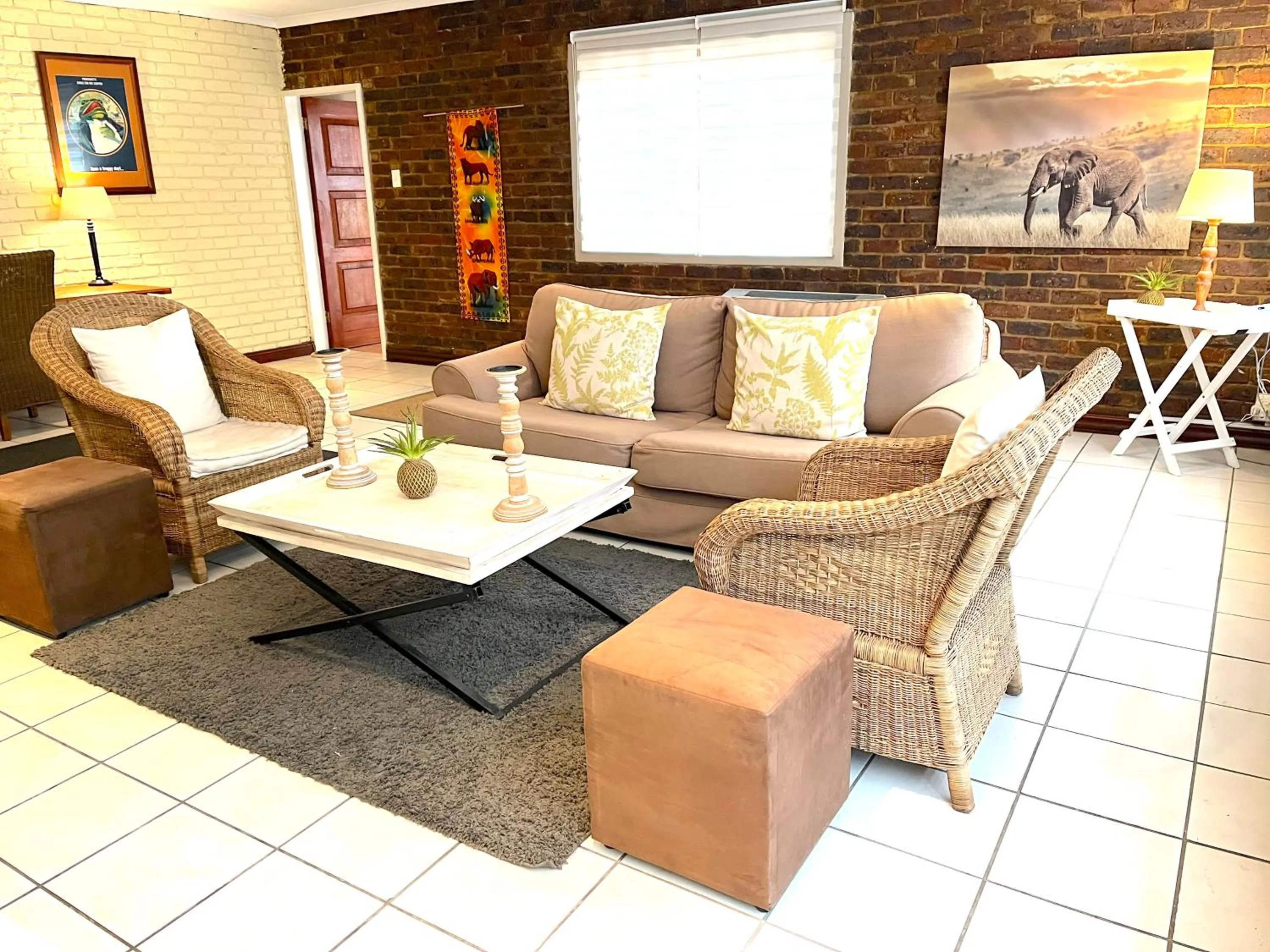 Living room in Safari Club Guest Lodge OR Tambo International Airport