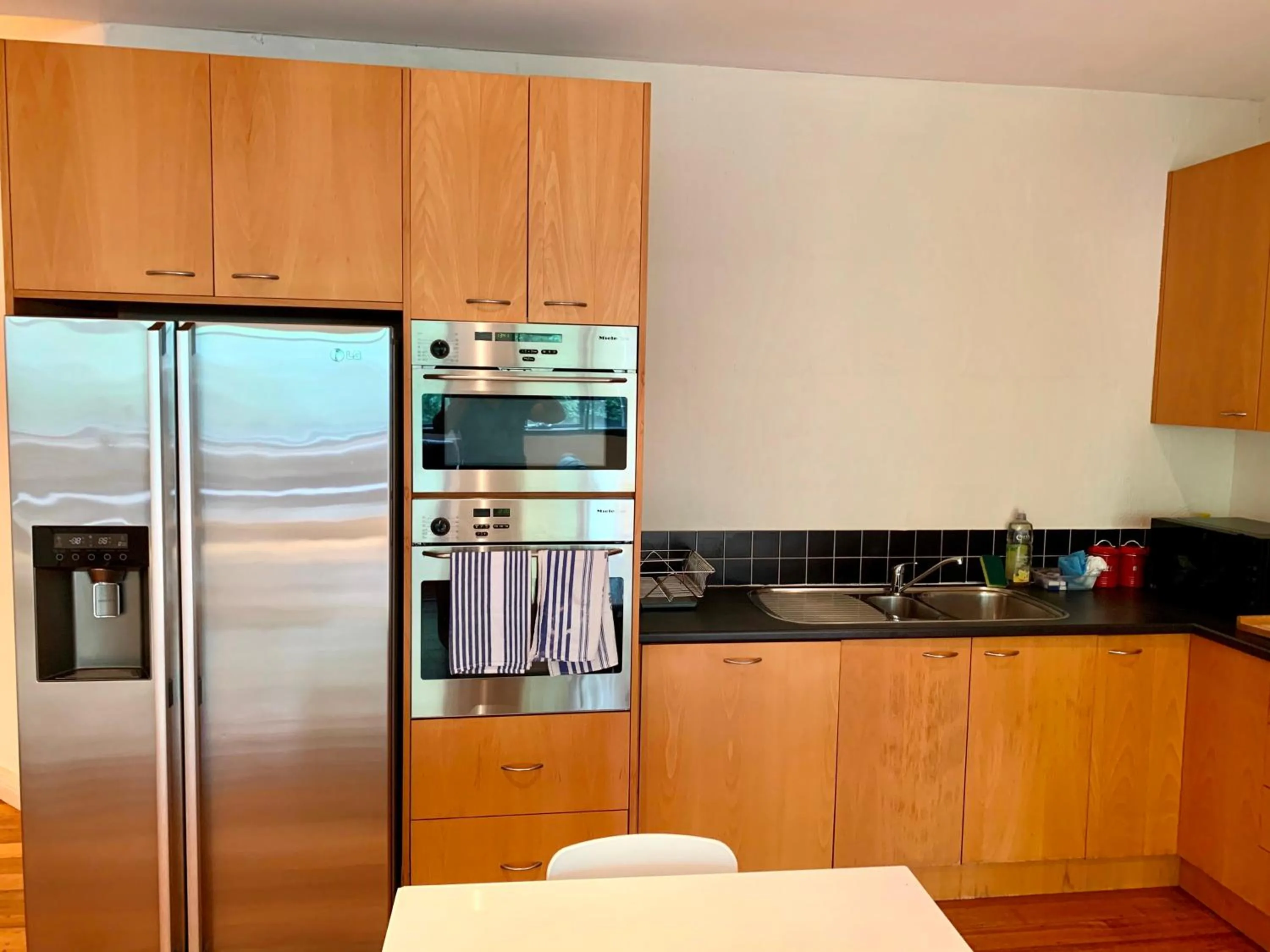 Kitchen or kitchenette in ReadySet Apartments on King