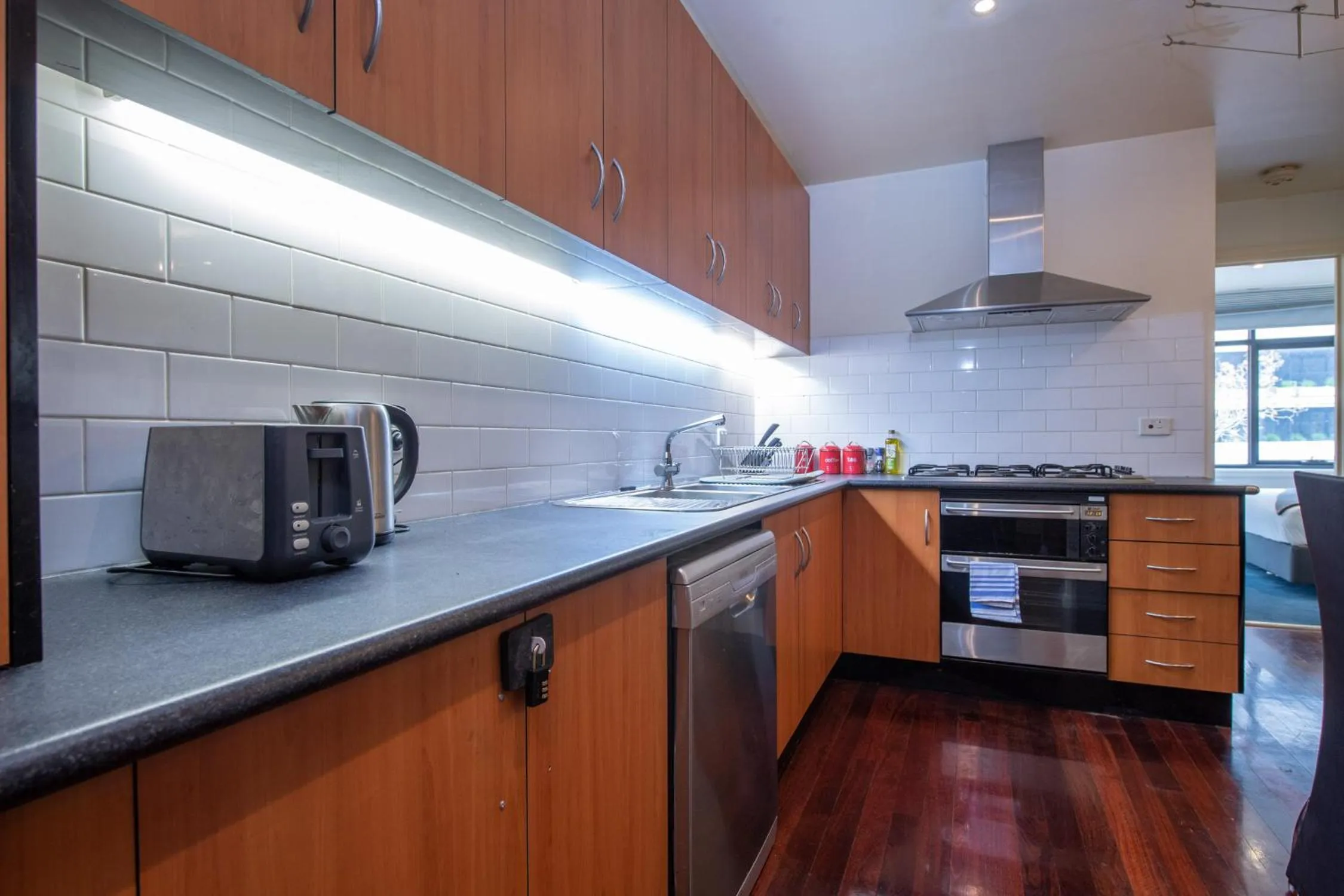 Kitchen or kitchenette in ReadySet Apartments on King