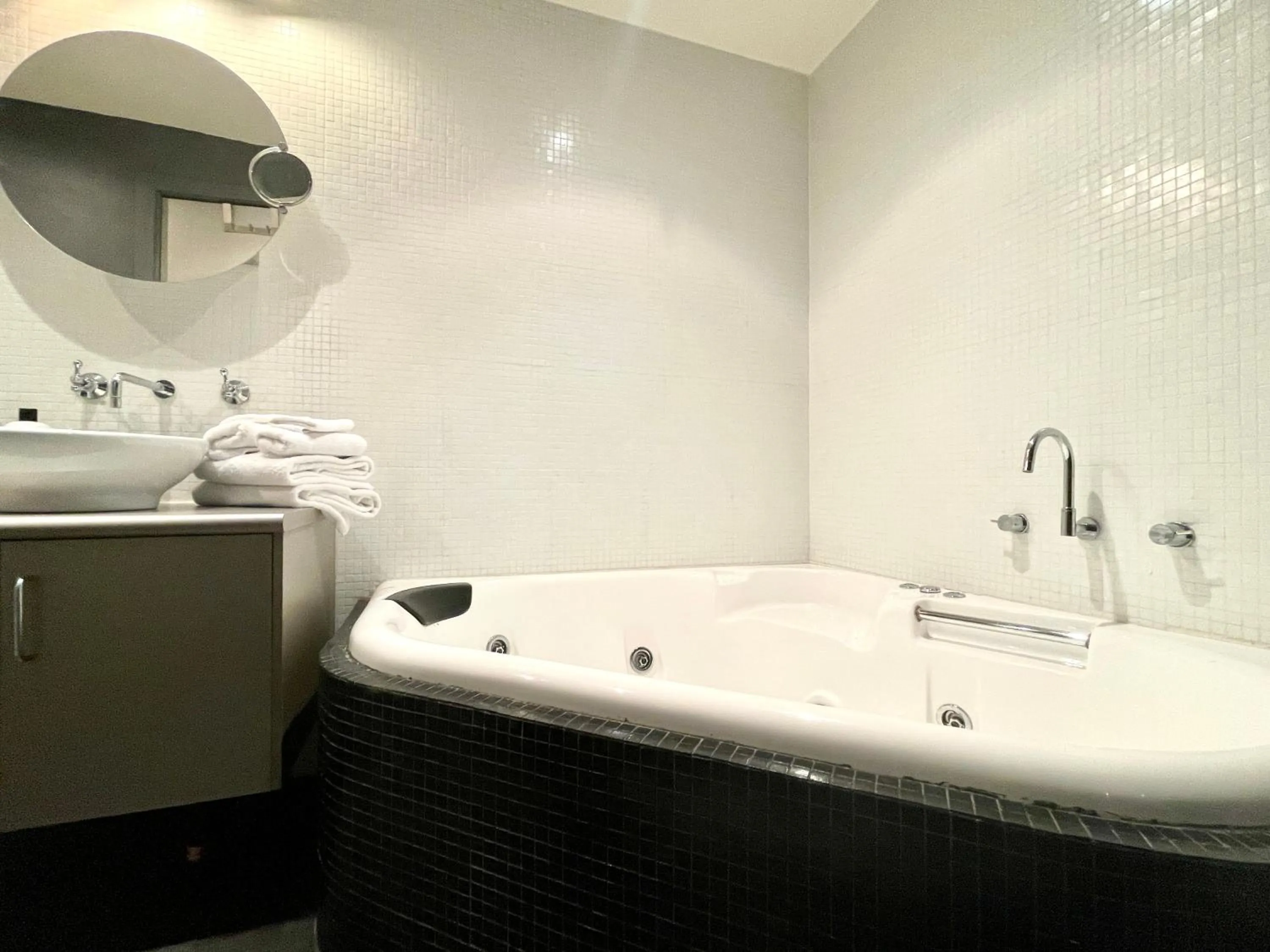 Bathroom in ReadySet Apartments on King