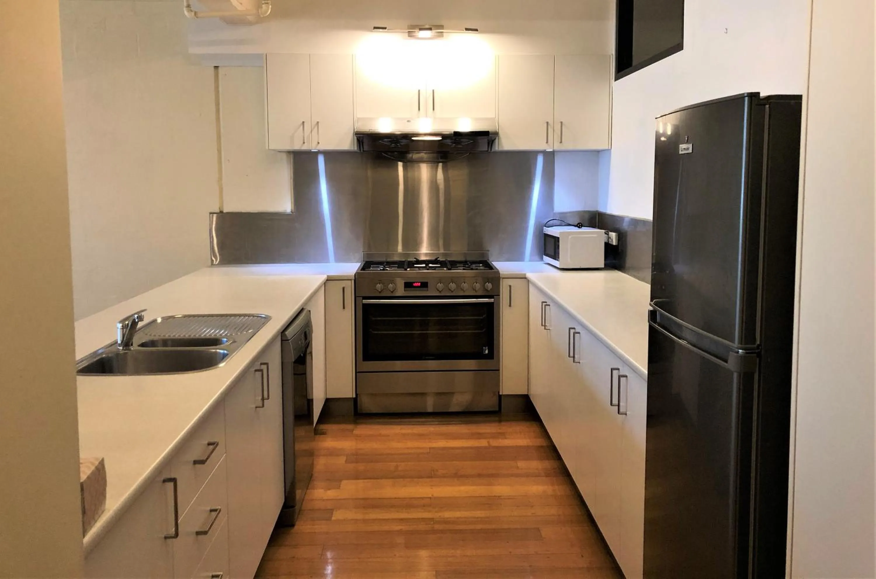 Kitchen or kitchenette in ReadySet Apartments on King