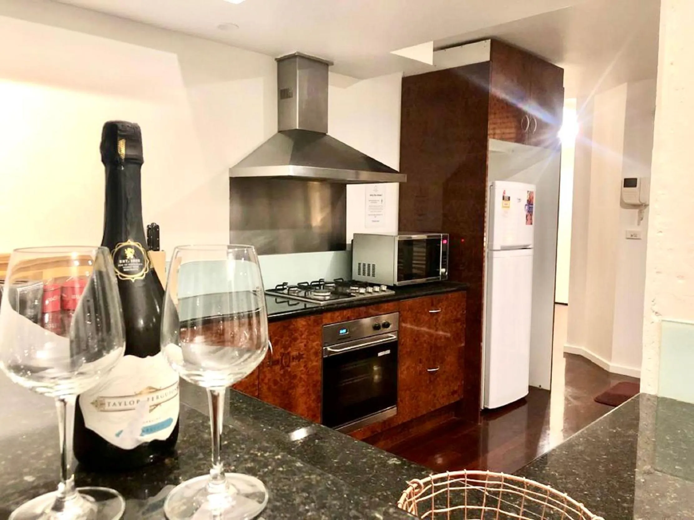 Kitchen or kitchenette in ReadySet Apartments on King