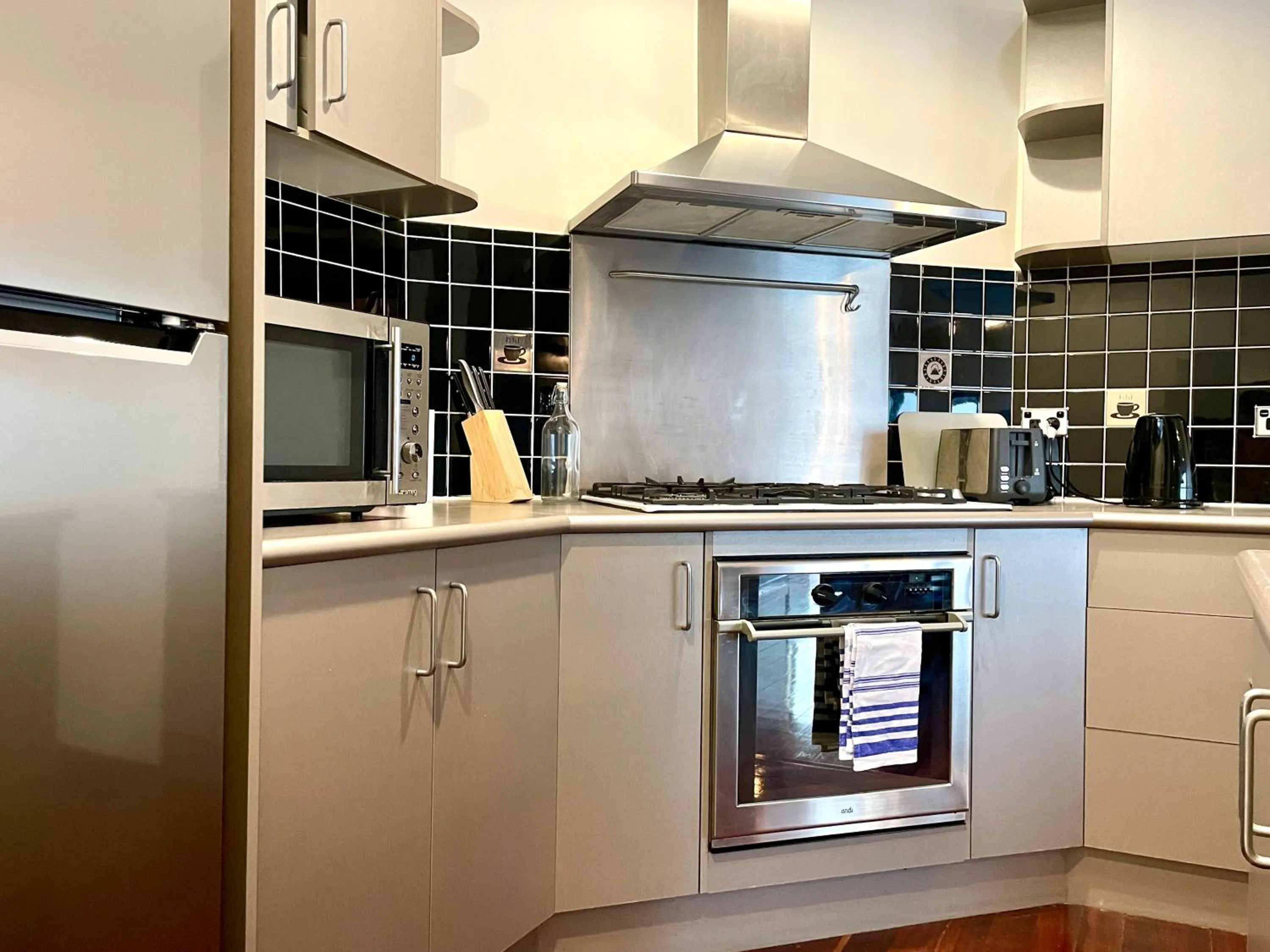 Kitchen or kitchenette in ReadySet Apartments on King