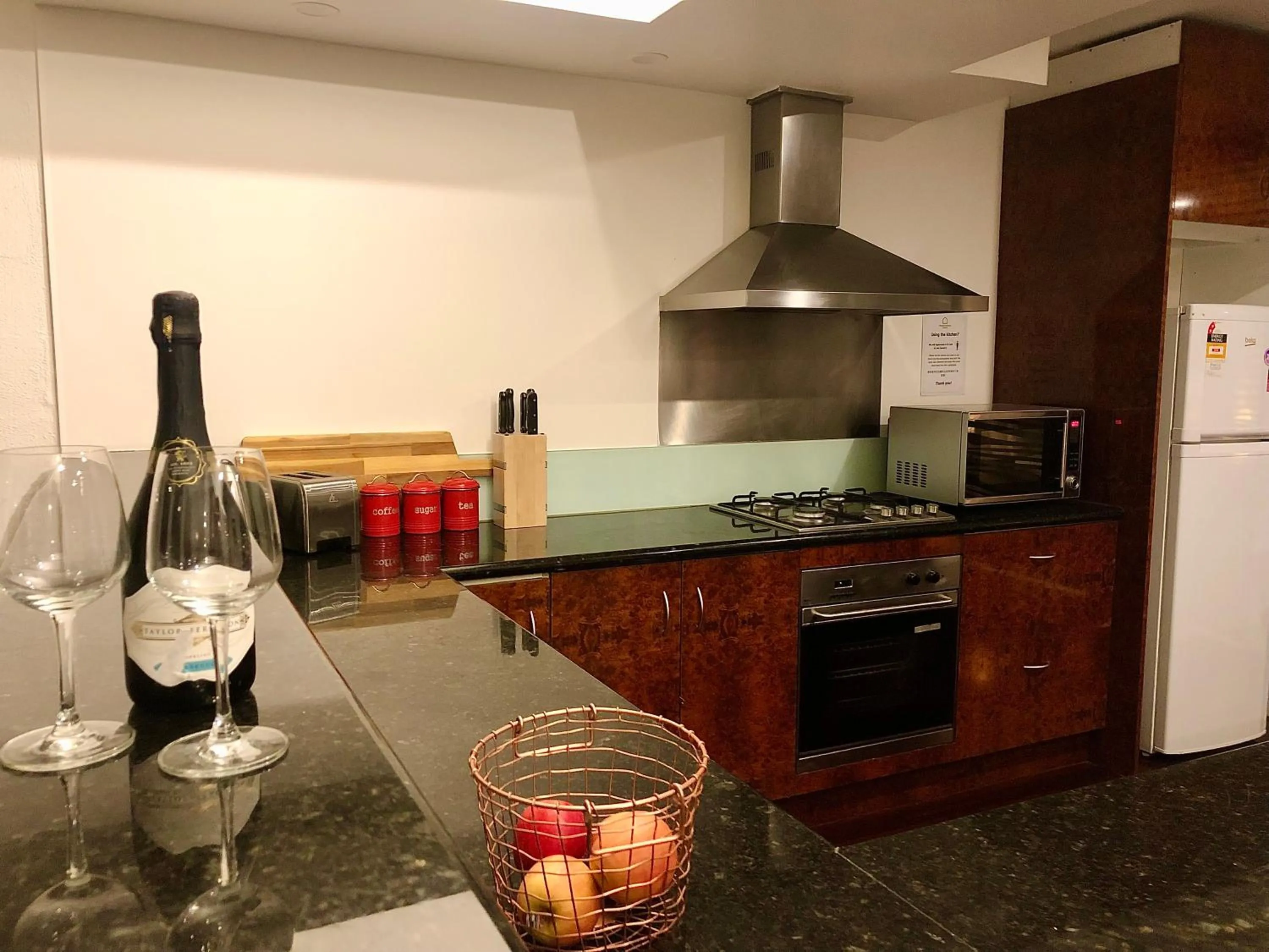 Kitchen or kitchenette in ReadySet Apartments on King