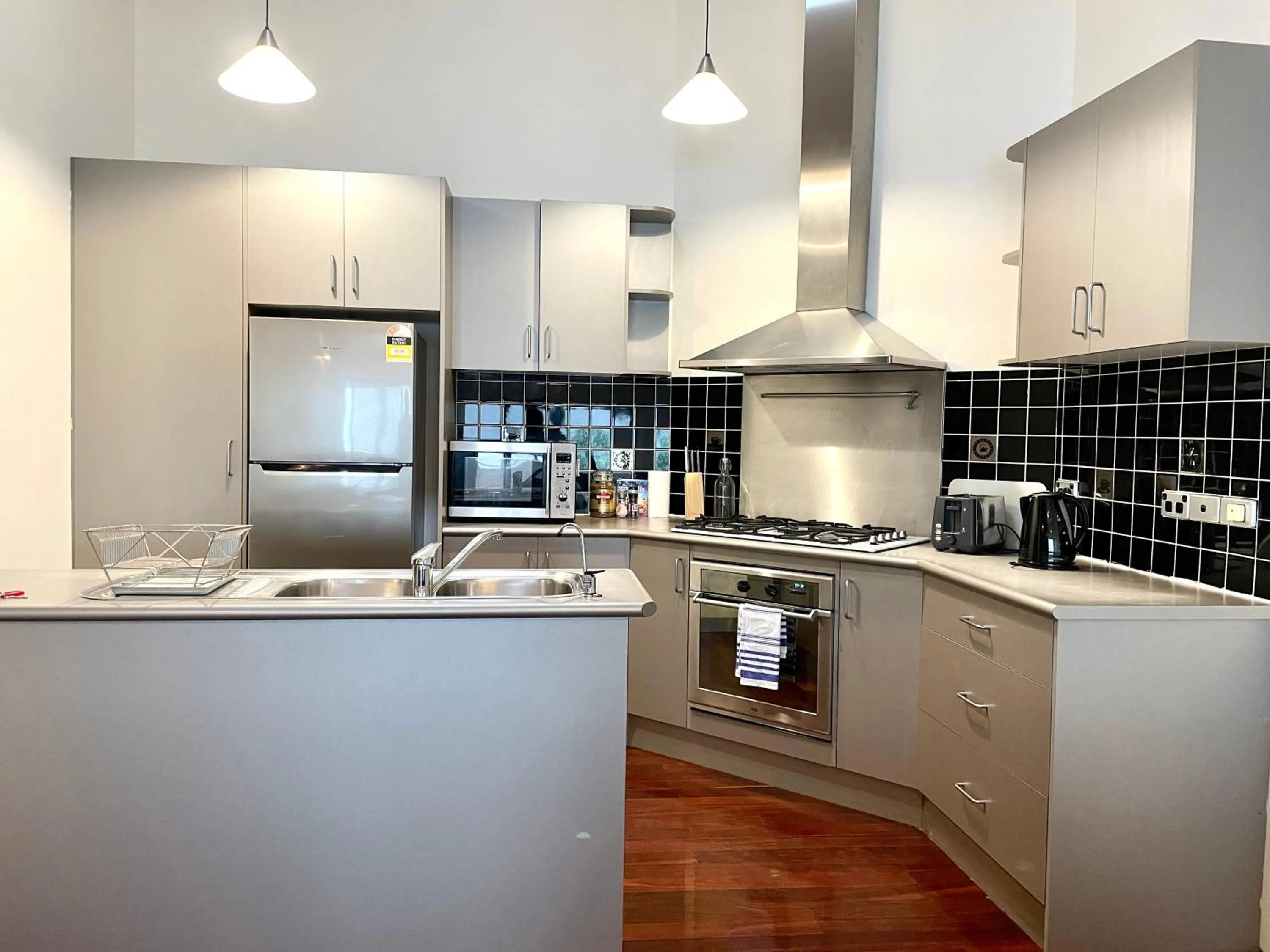 Kitchen or kitchenette in ReadySet Apartments on King