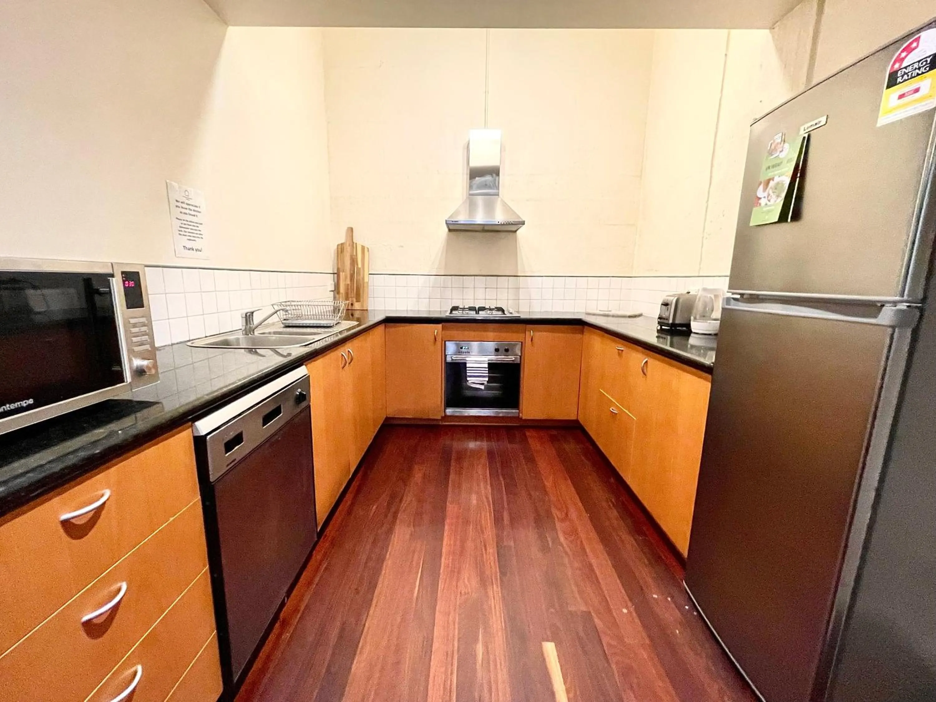 Kitchen or kitchenette in ReadySet Apartments on King