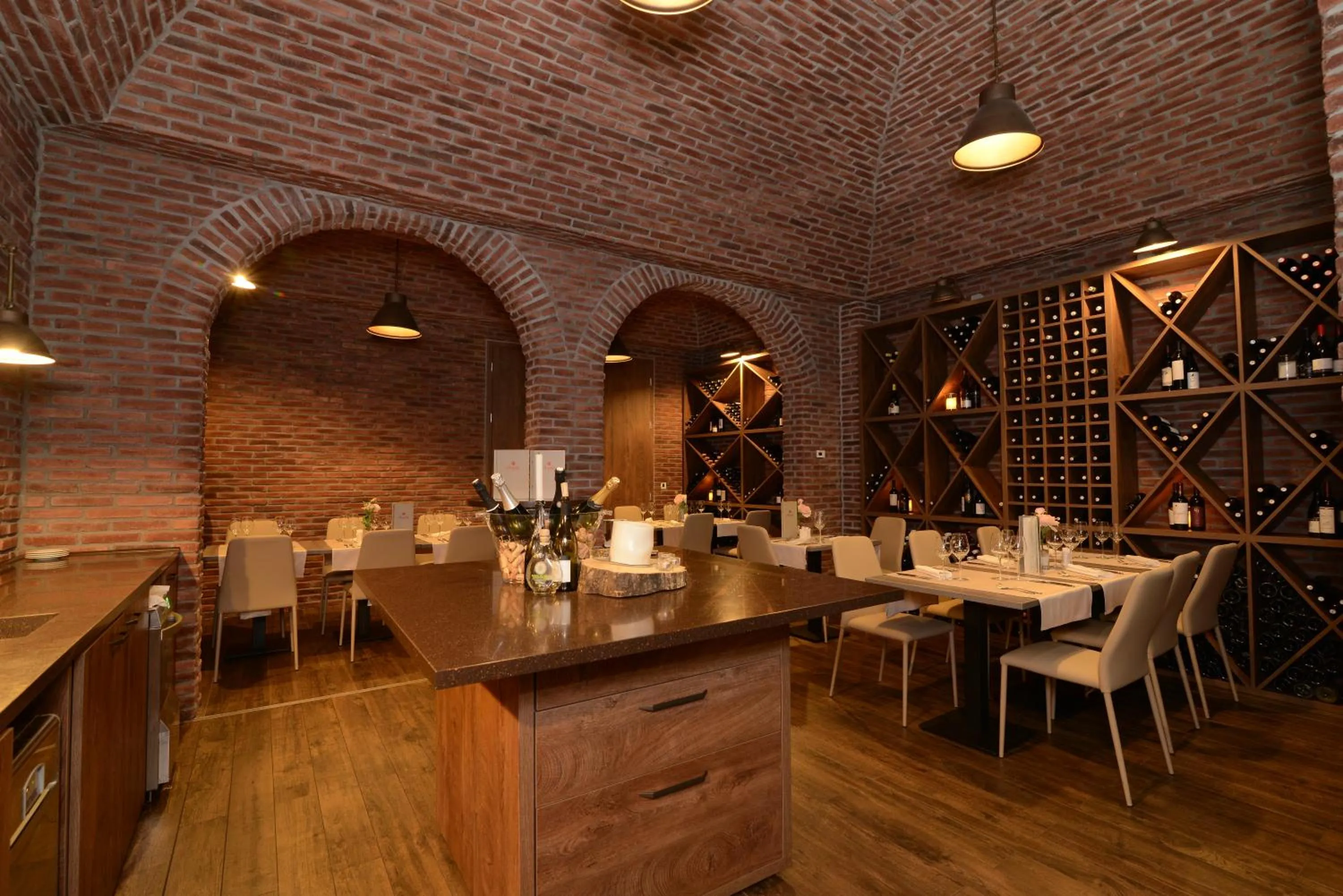 Restaurant/places to eat in Hotel Princess