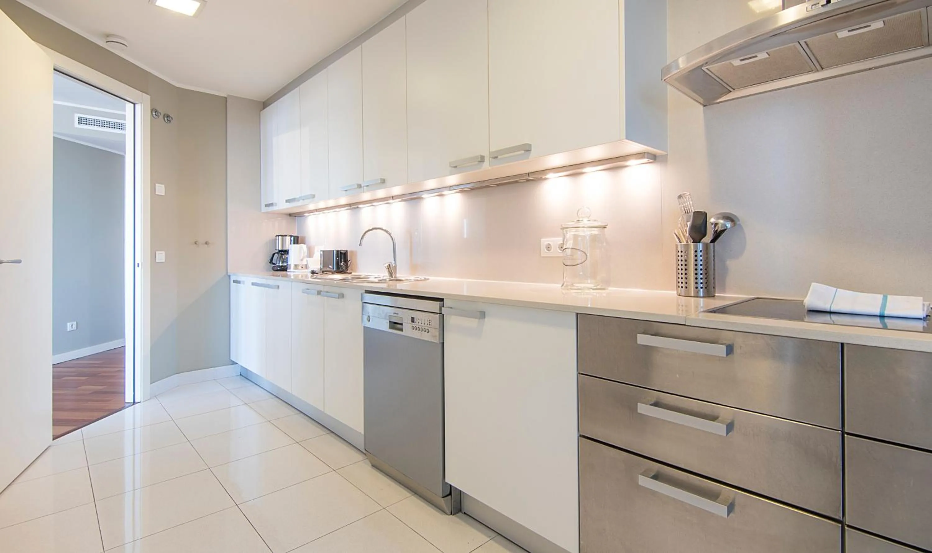 Kitchen or kitchenette in You Stylish Beach Apartments